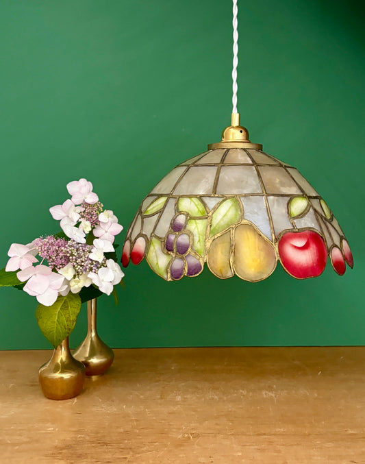 Suspension abat-jour vintage en nacre et laiton décors de fruits