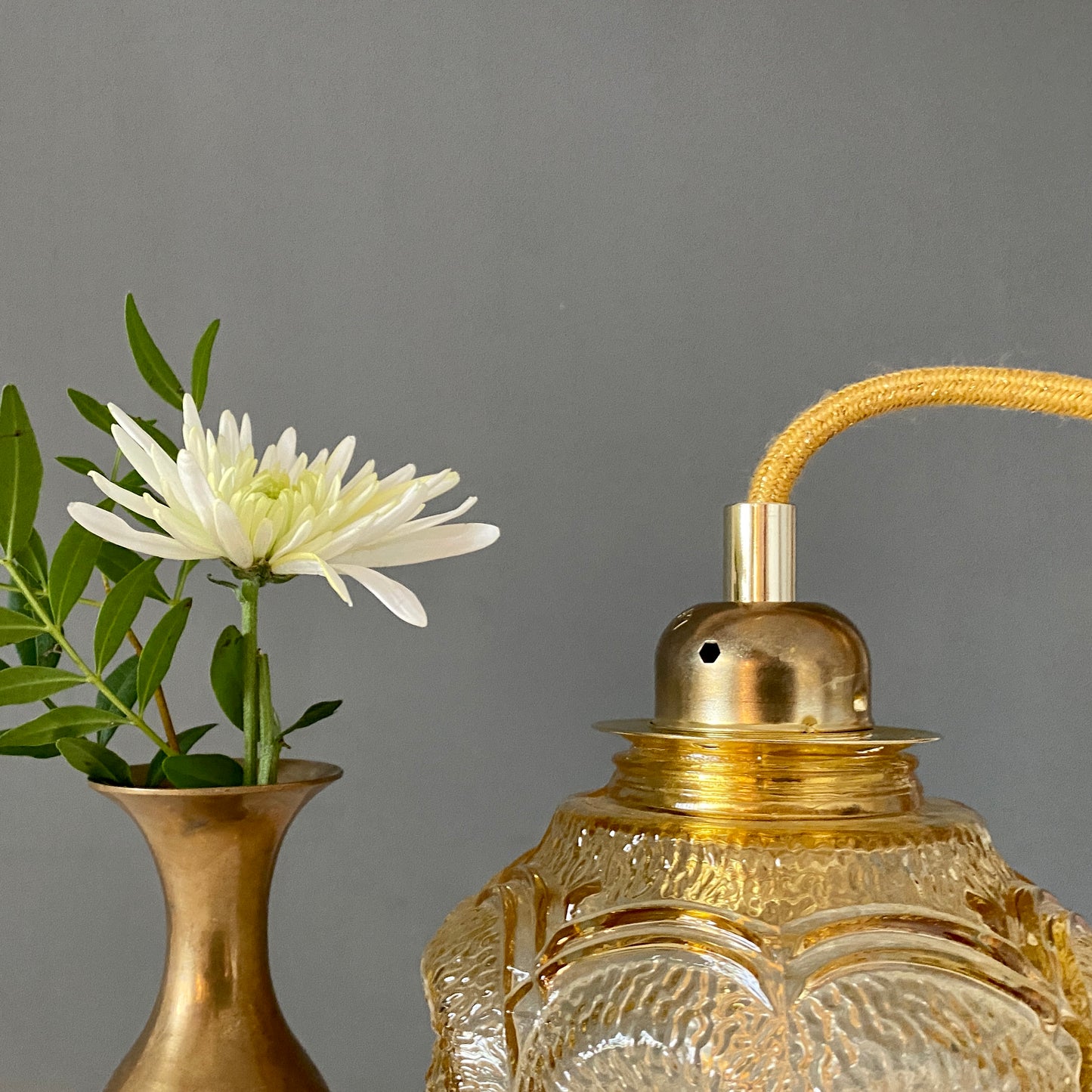 Baladeuse globe vintage en verre ambré