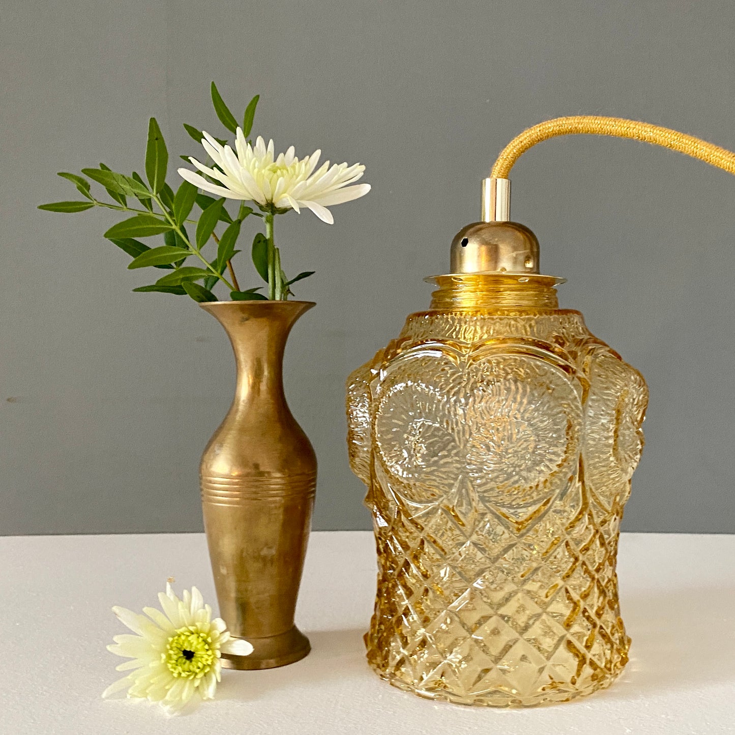 Baladeuse globe vintage en verre ambré