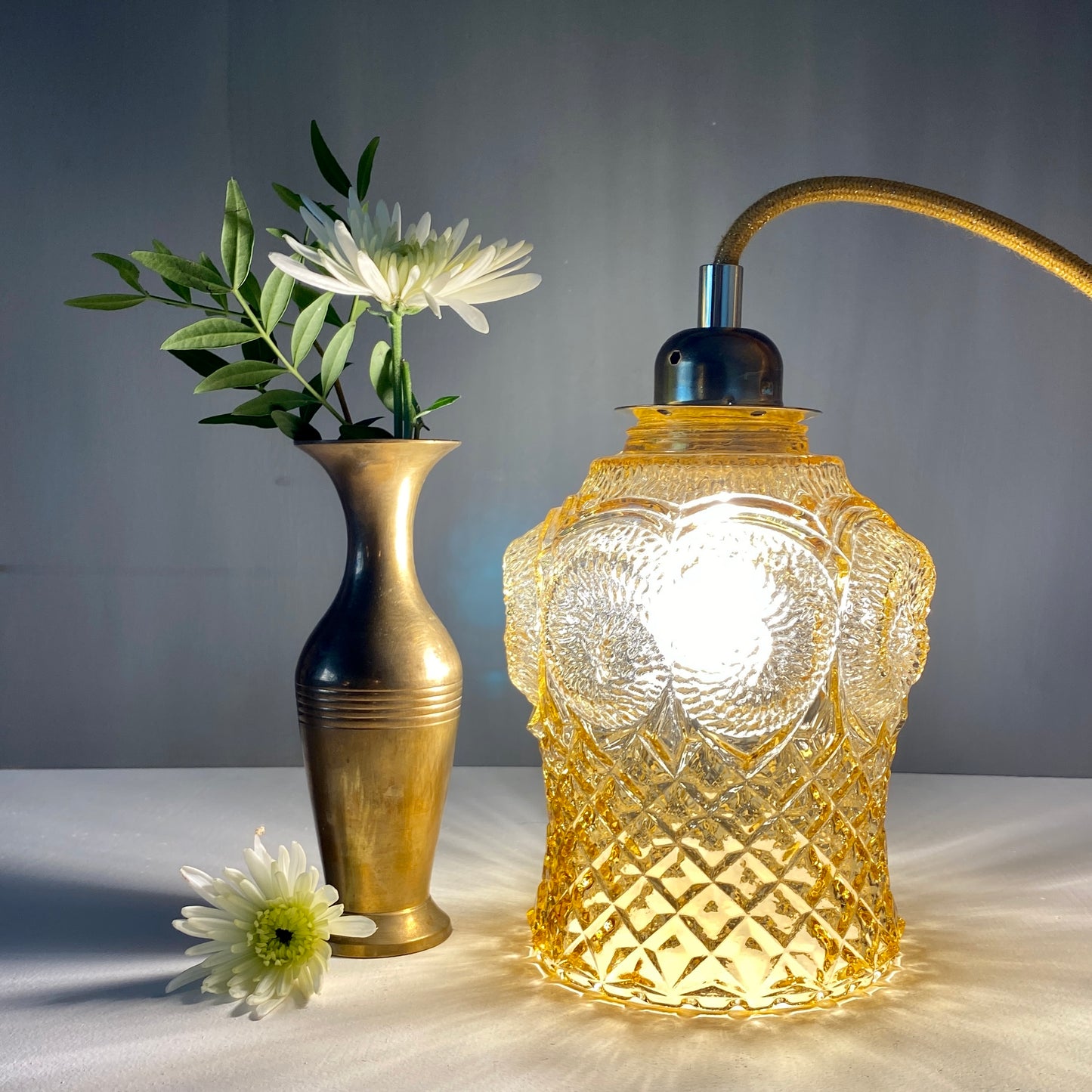 Baladeuse globe vintage en verre ambré