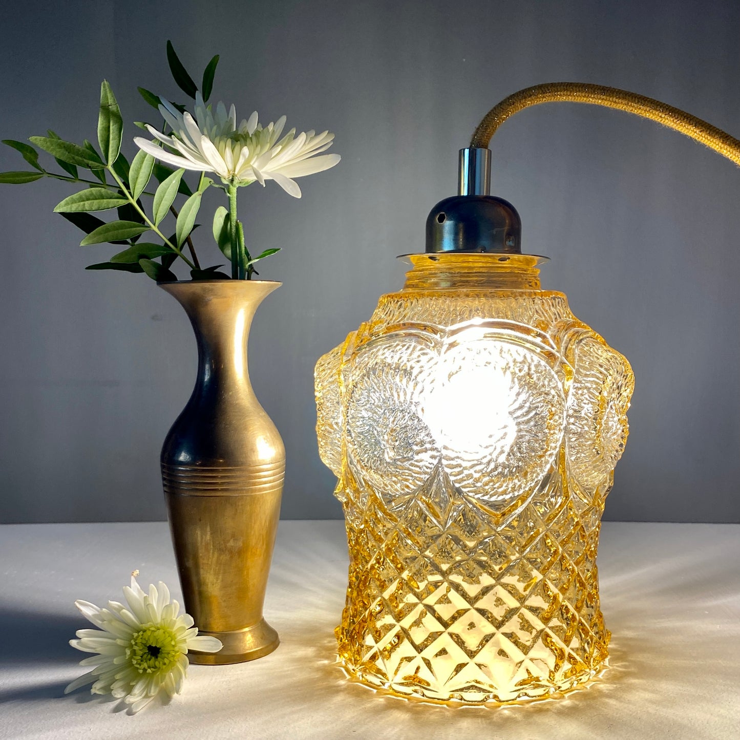 Baladeuse globe vintage en verre ambré