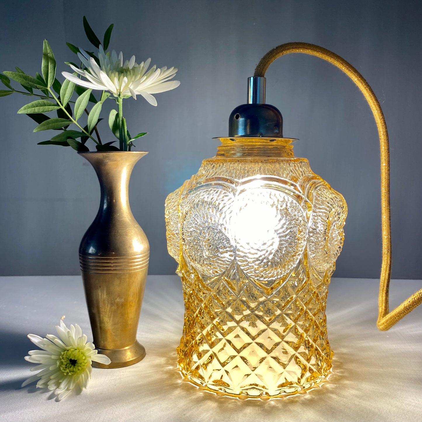 Baladeuse globe vintage en verre ambré