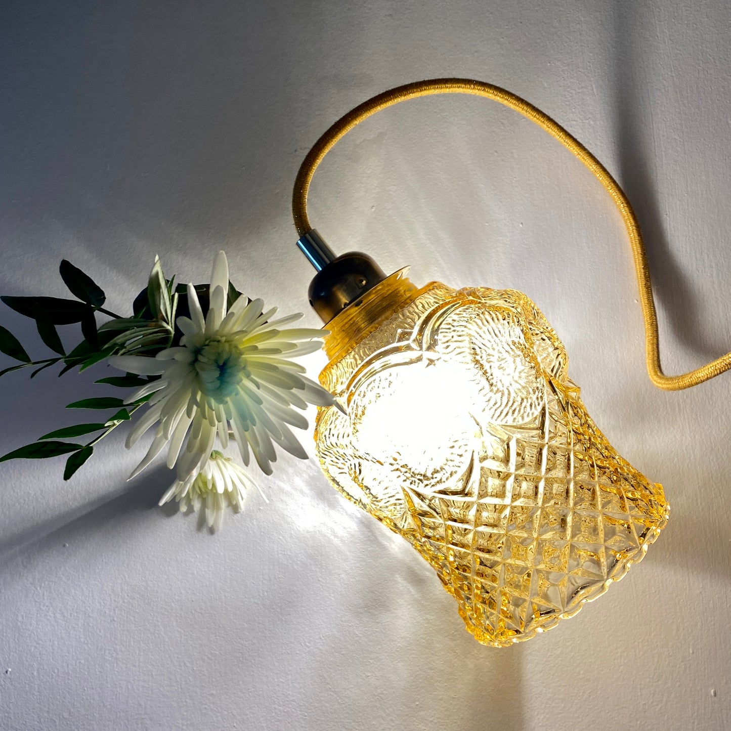 Baladeuse globe vintage en verre ambré