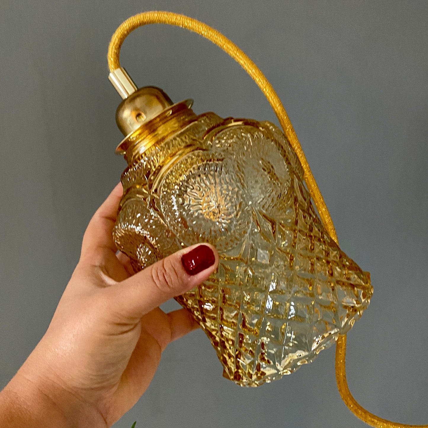 Baladeuse globe vintage en verre ambré