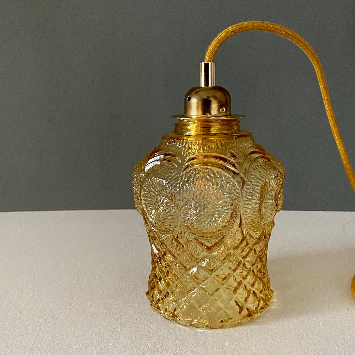 Baladeuse globe vintage en verre ambré