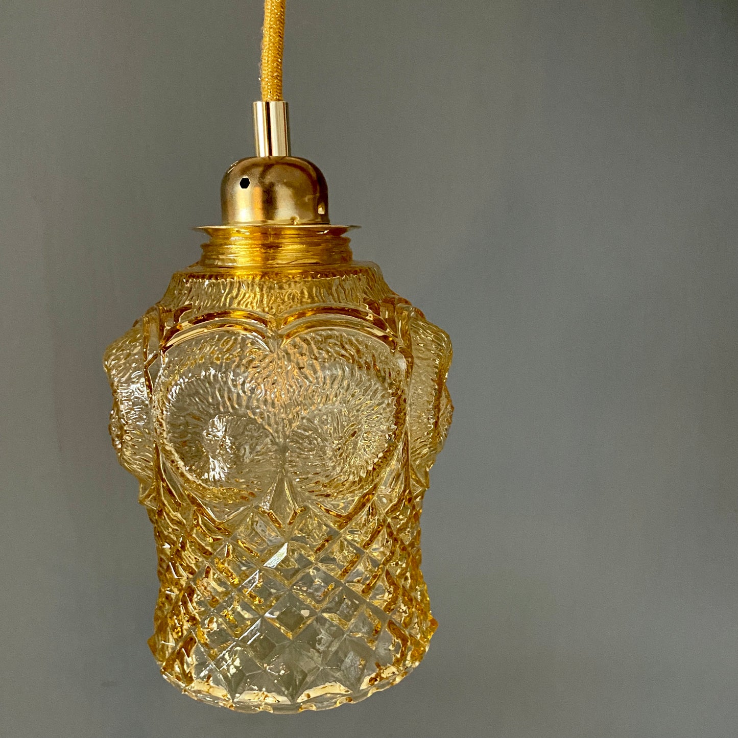 Baladeuse globe vintage en verre ambré