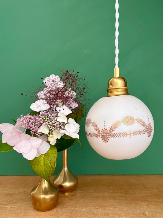 Suspension globe vintage en opaline blanche dessins dorés