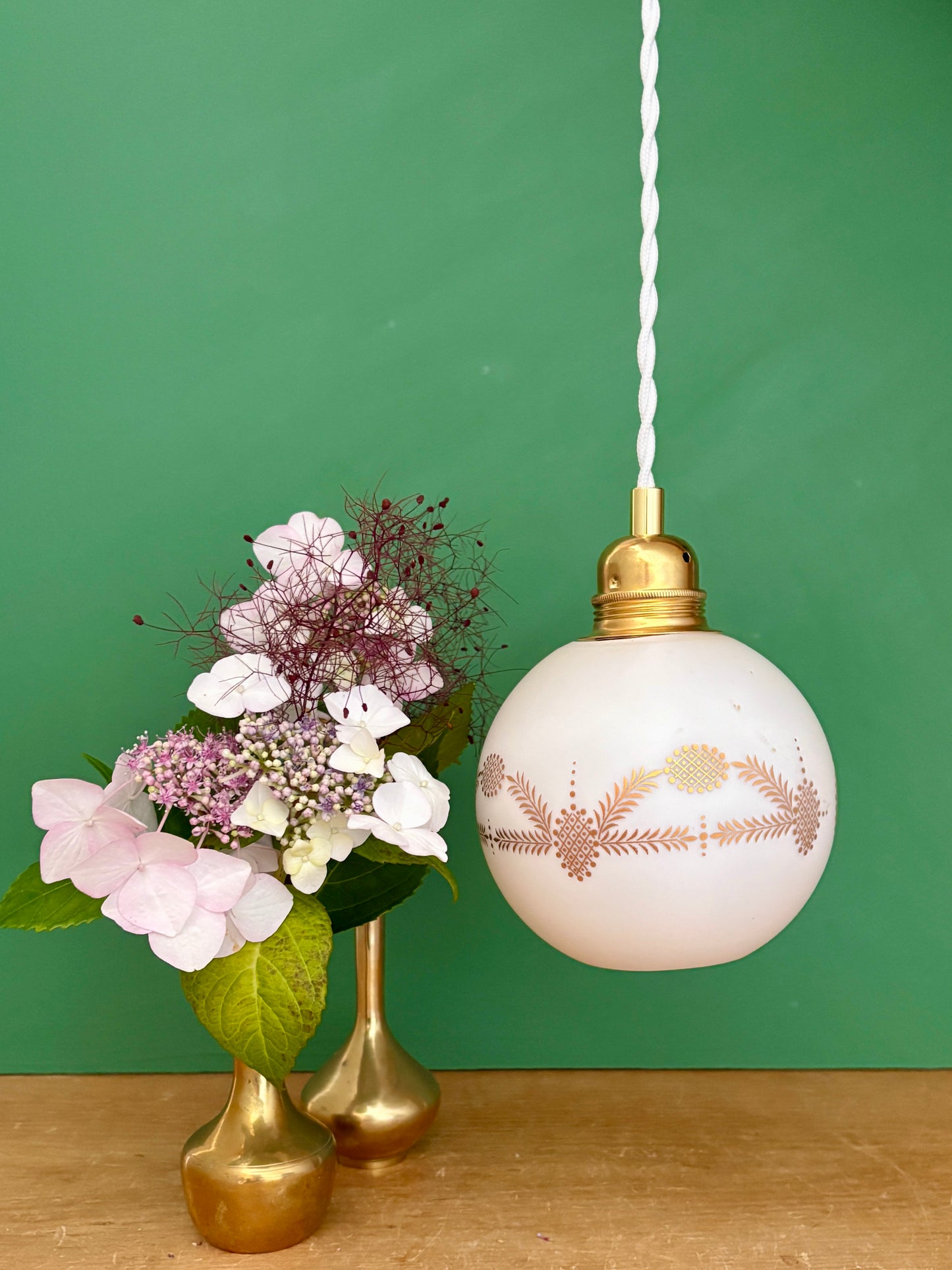 Suspension globe vintage en opaline blanche dessins dorés