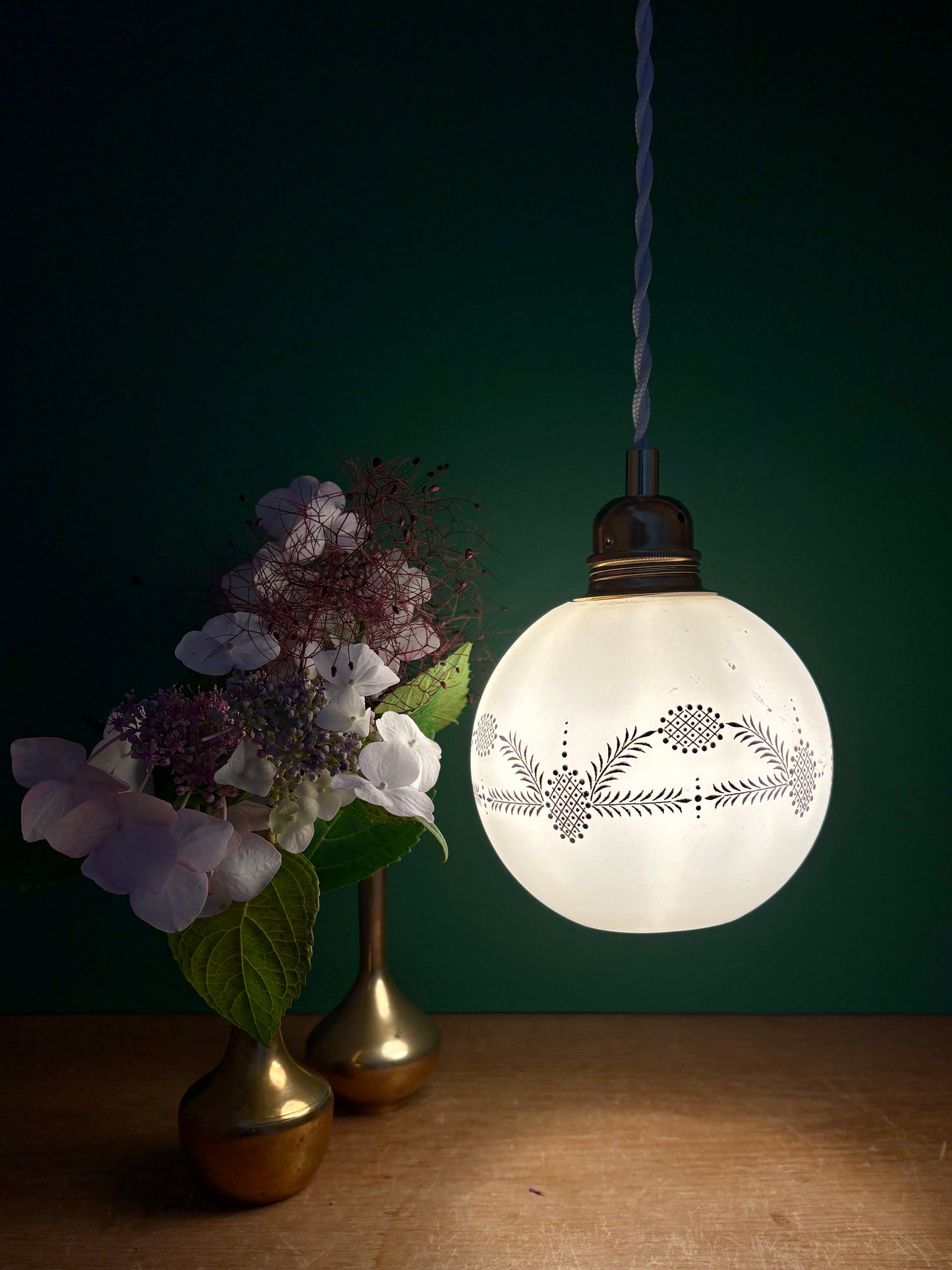 Suspension globe vintage en opaline blanche dessins dorés