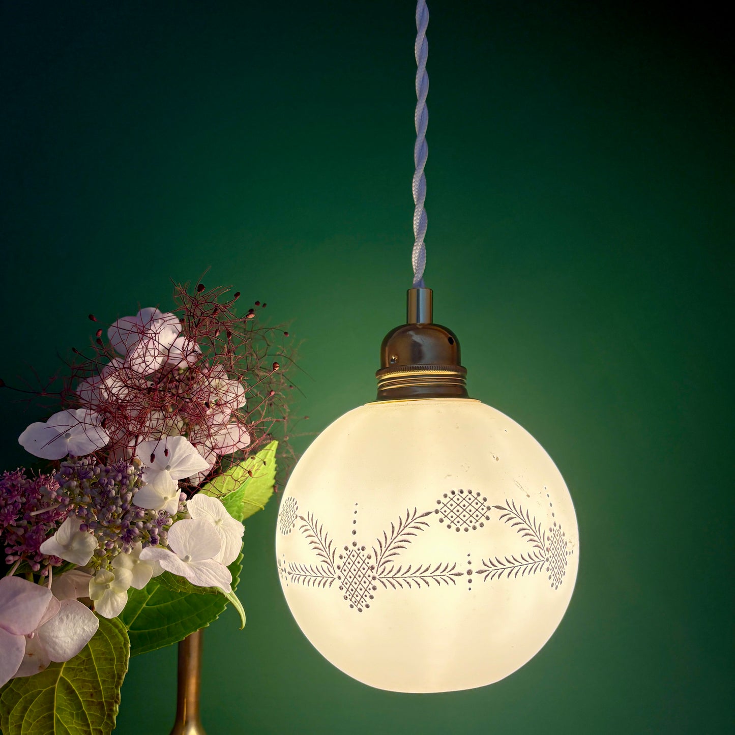 Suspension globe vintage en opaline blanche dessins dorés