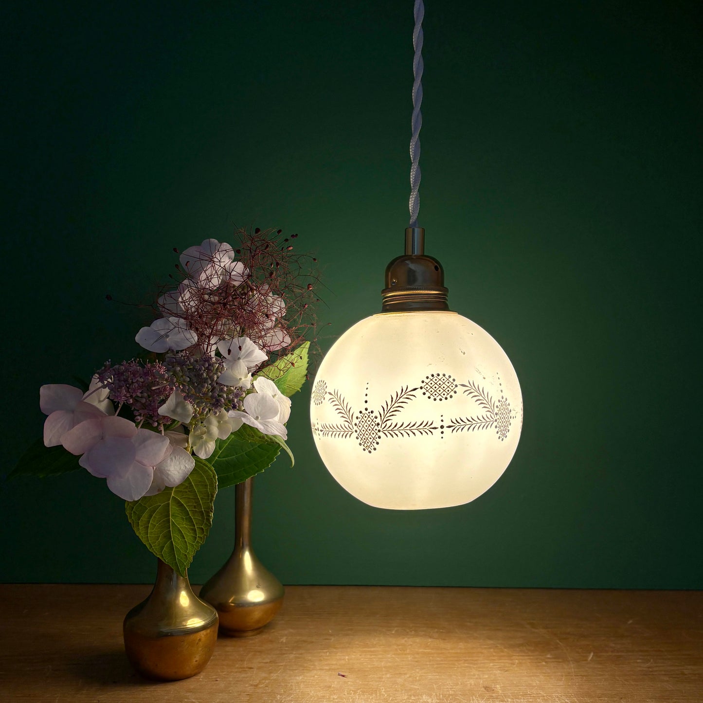 Suspension globe vintage en opaline blanche dessins dorés