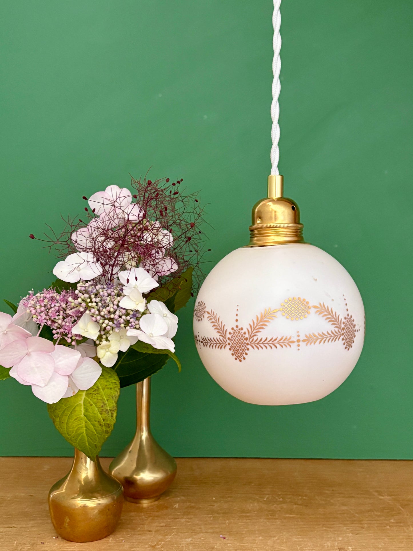 Suspension globe vintage en opaline blanche dessins dorés