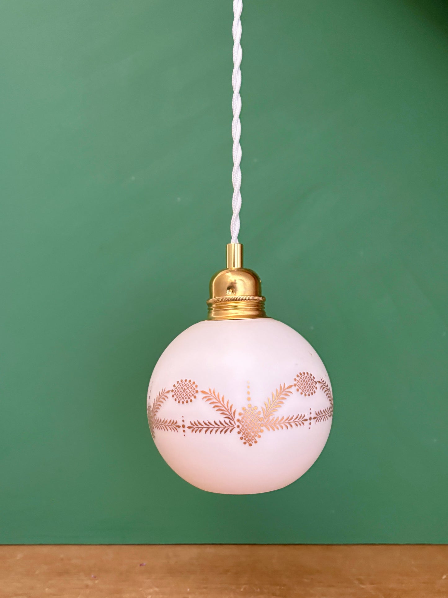 Suspension globe vintage en opaline blanche dessins dorés