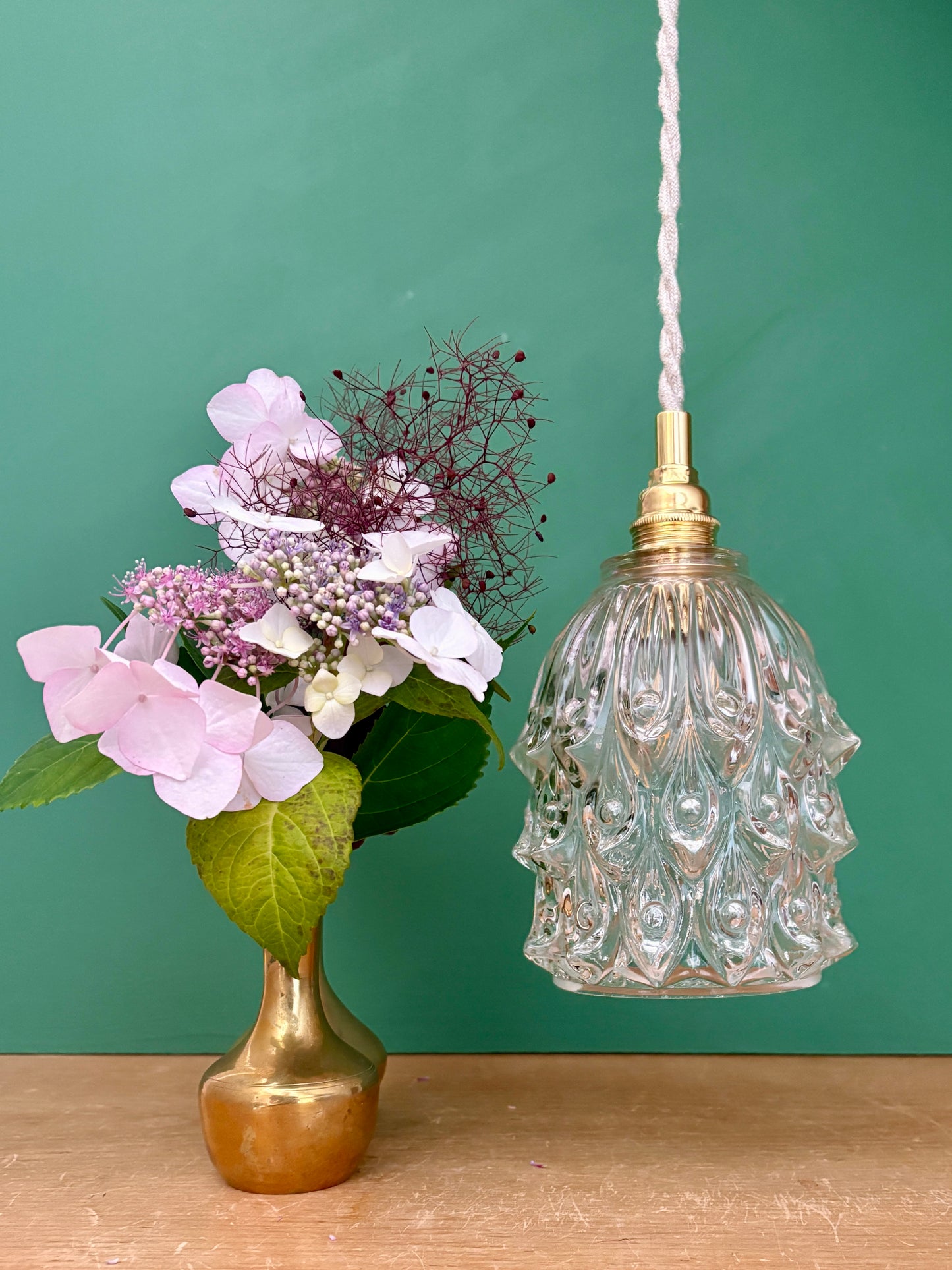 Suspension globe vintage en verre moulé