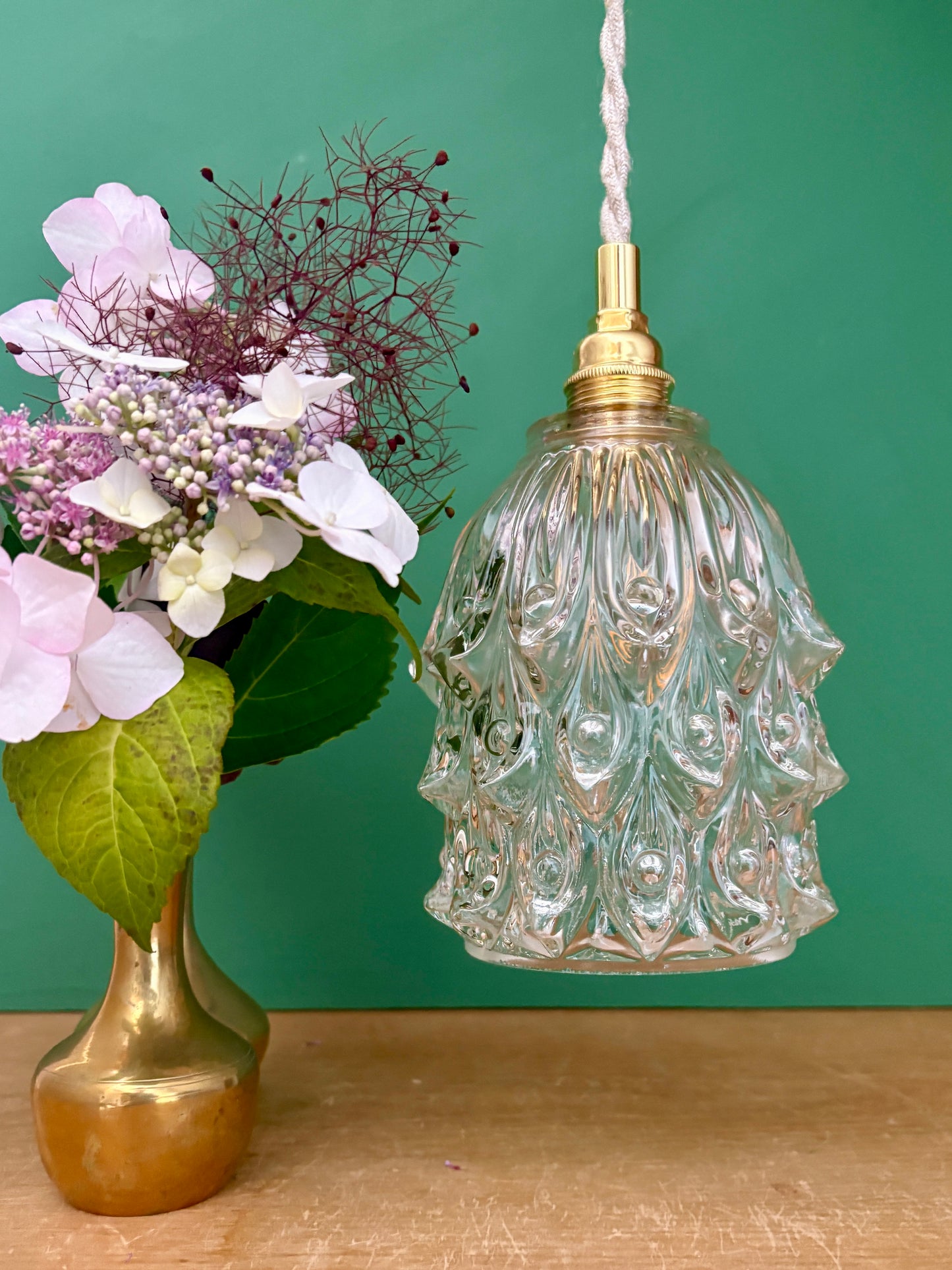 Suspension globe vintage en verre moulé