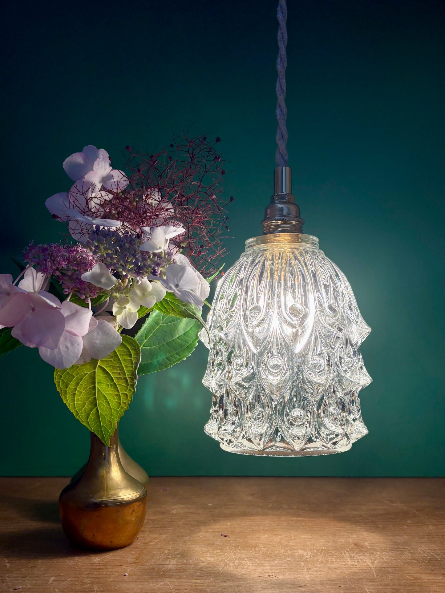 Suspension globe vintage en verre moulé