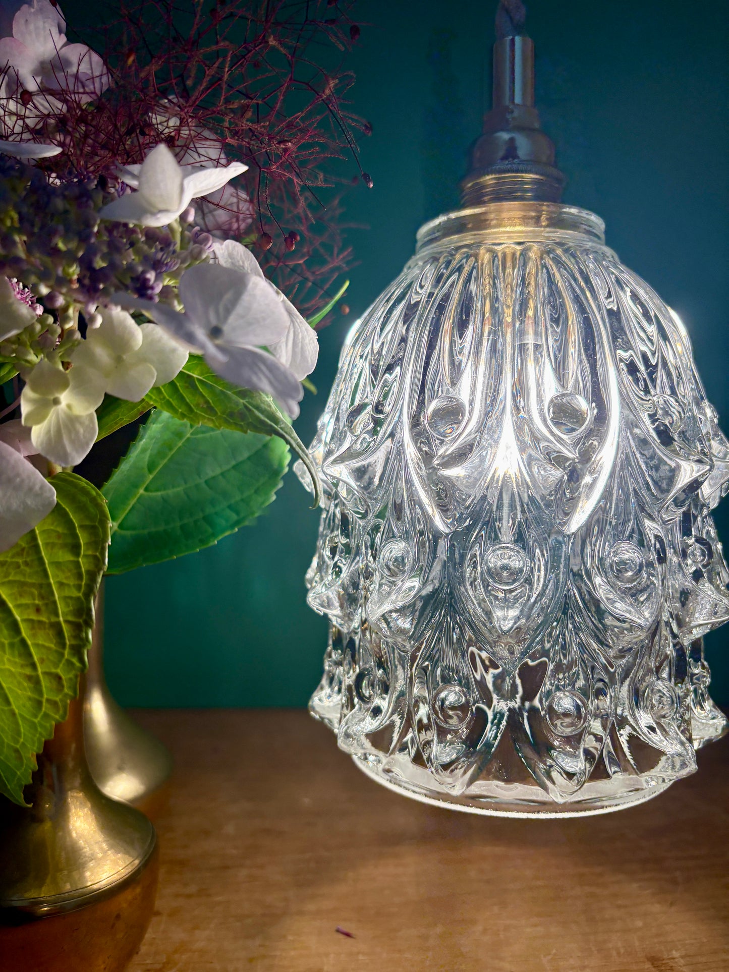 Suspension globe vintage en verre moulé