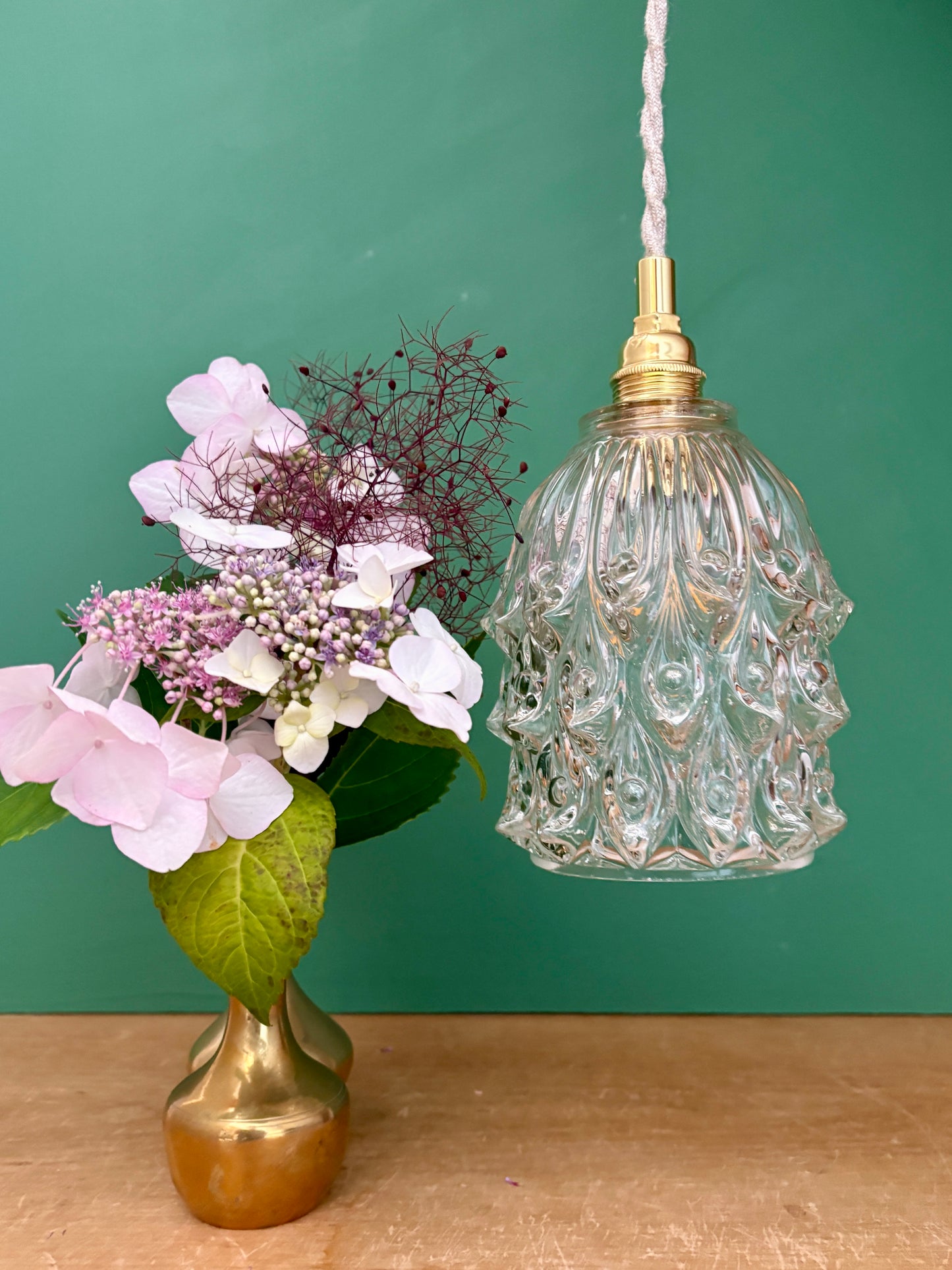 Suspension globe vintage en verre moulé