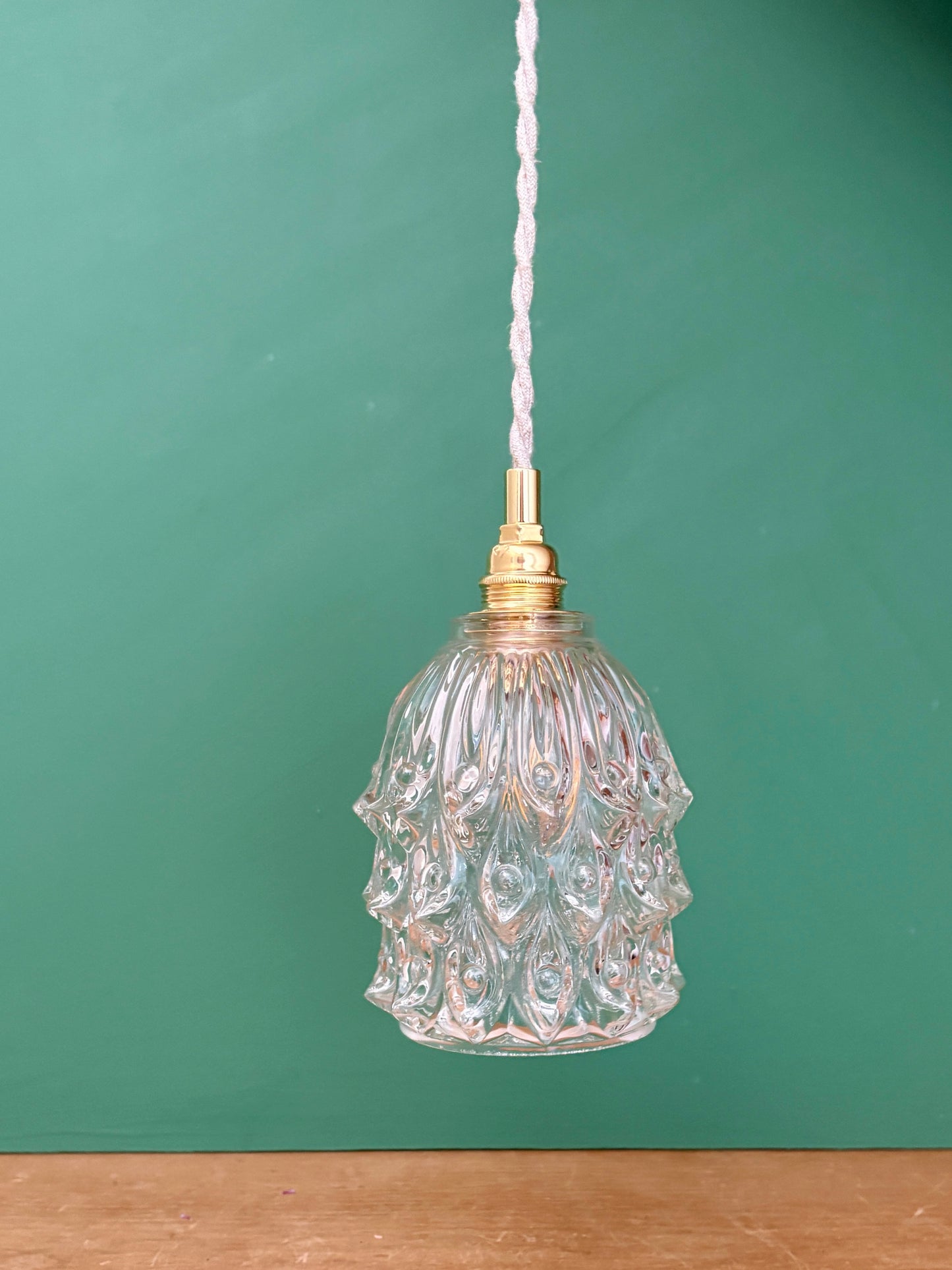 Suspension globe vintage en verre moulé