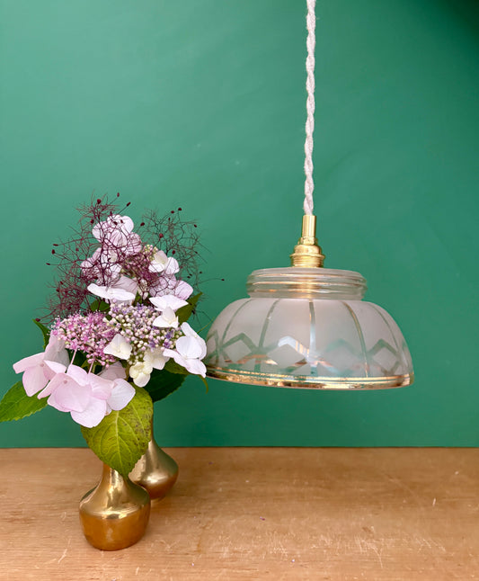 Suspension abat-jour vintage en verre dépoli blanc et doré