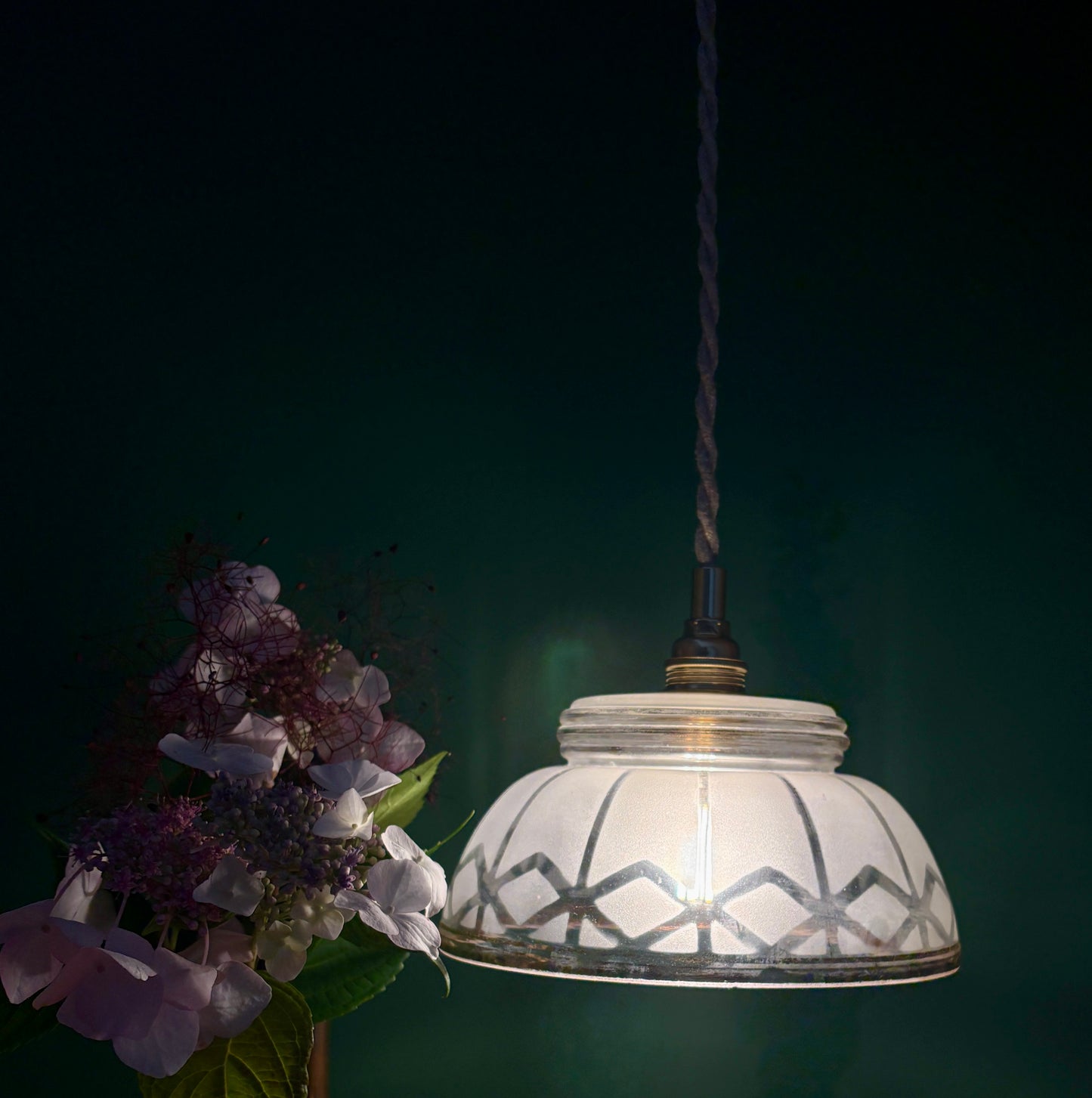Suspension abat-jour vintage en verre dépoli blanc et doré