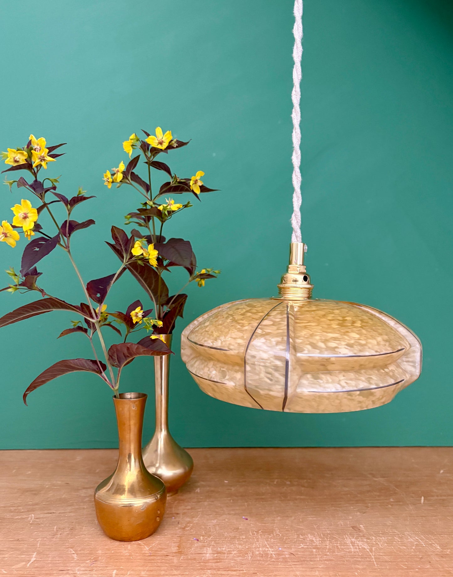 Suspension abat-jour vintage art déco en verre de Clichy jaune et liseré argent