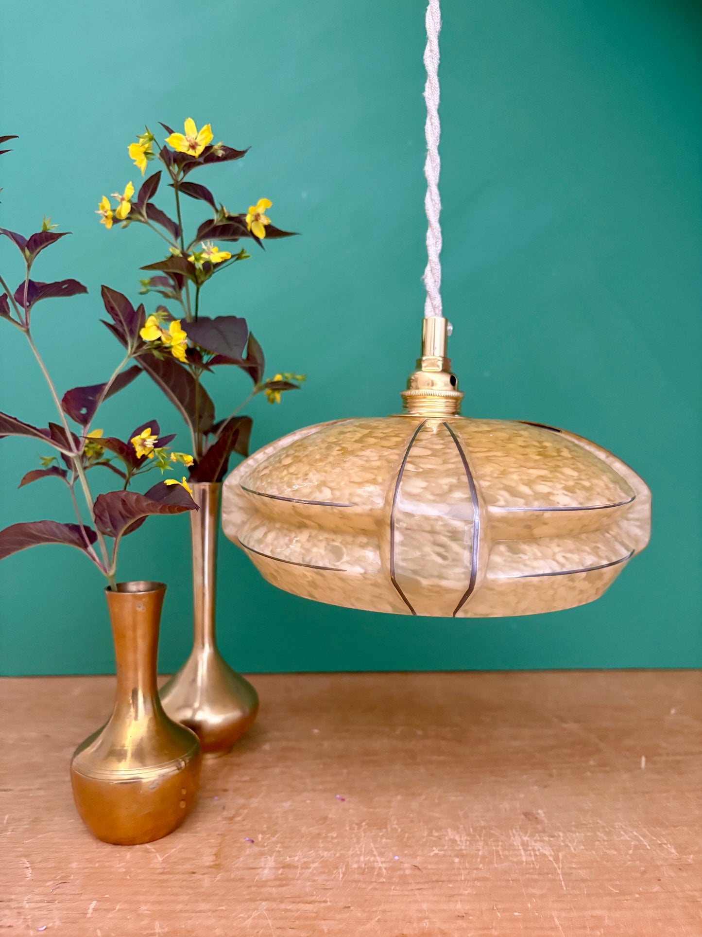 Suspension abat-jour vintage art déco en verre de Clichy jaune et liseré argent