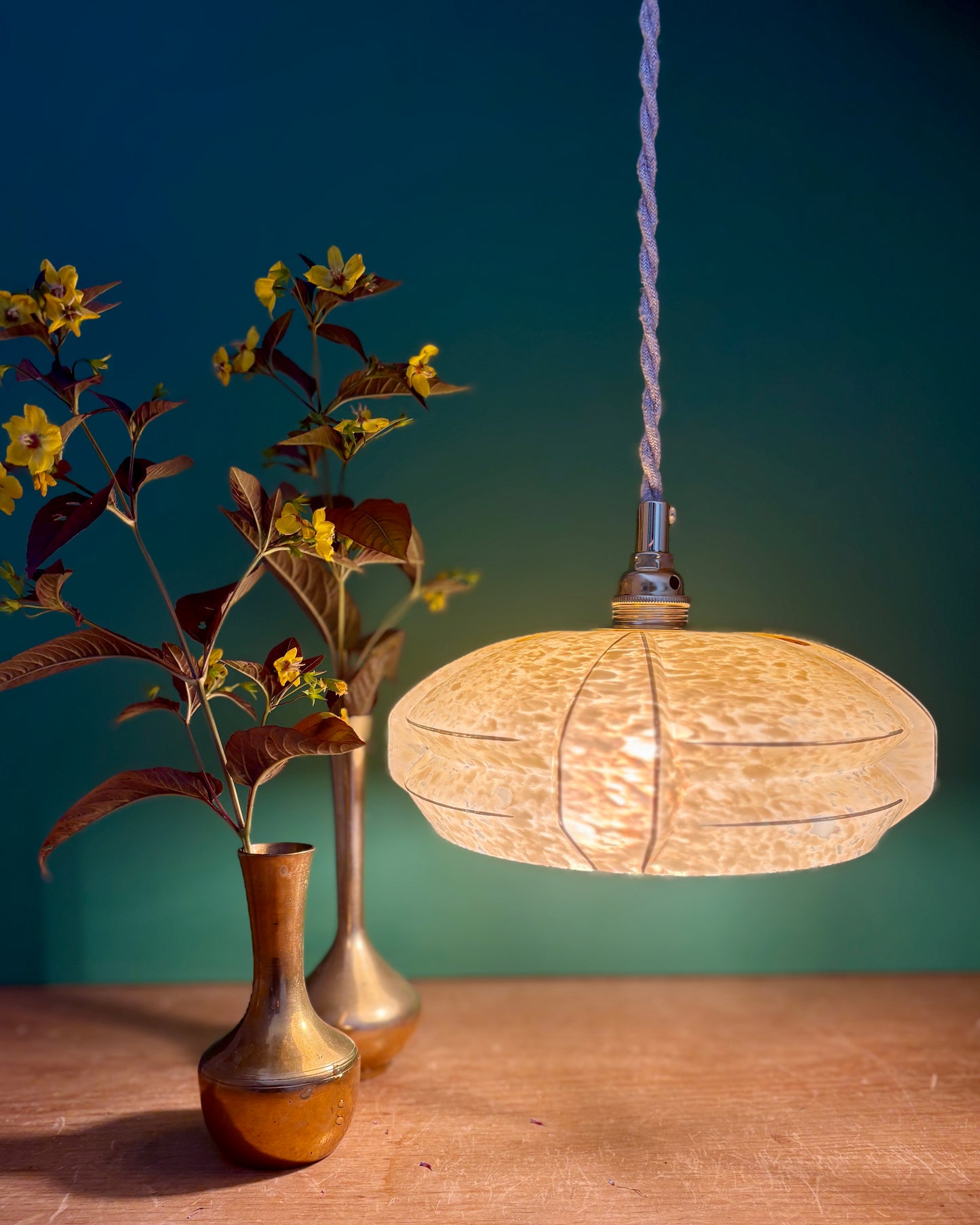 Suspension abat-jour vintage art déco en verre de Clichy jaune et liseré argent