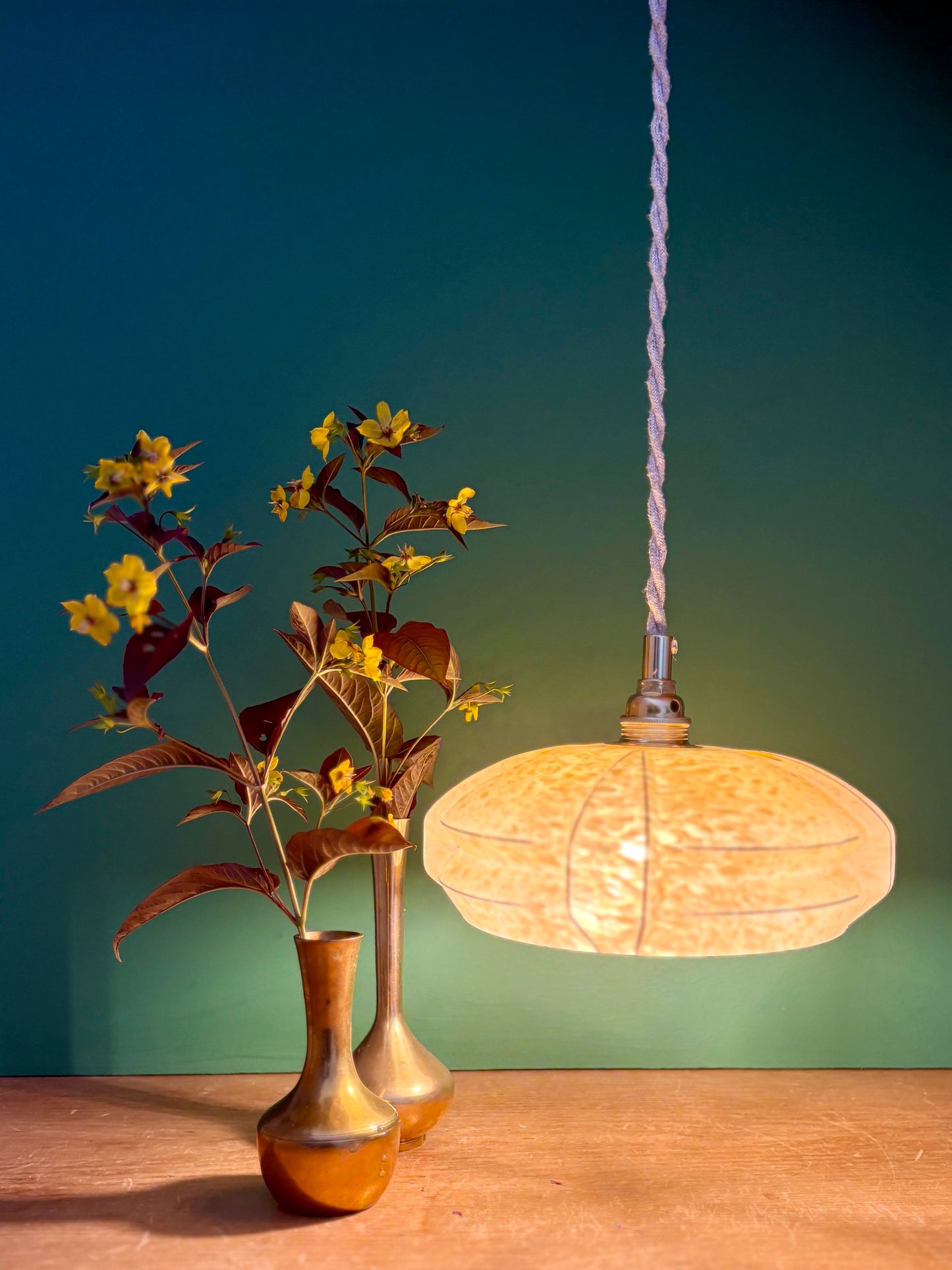 Suspension abat-jour vintage art déco en verre de Clichy jaune et liseré argent