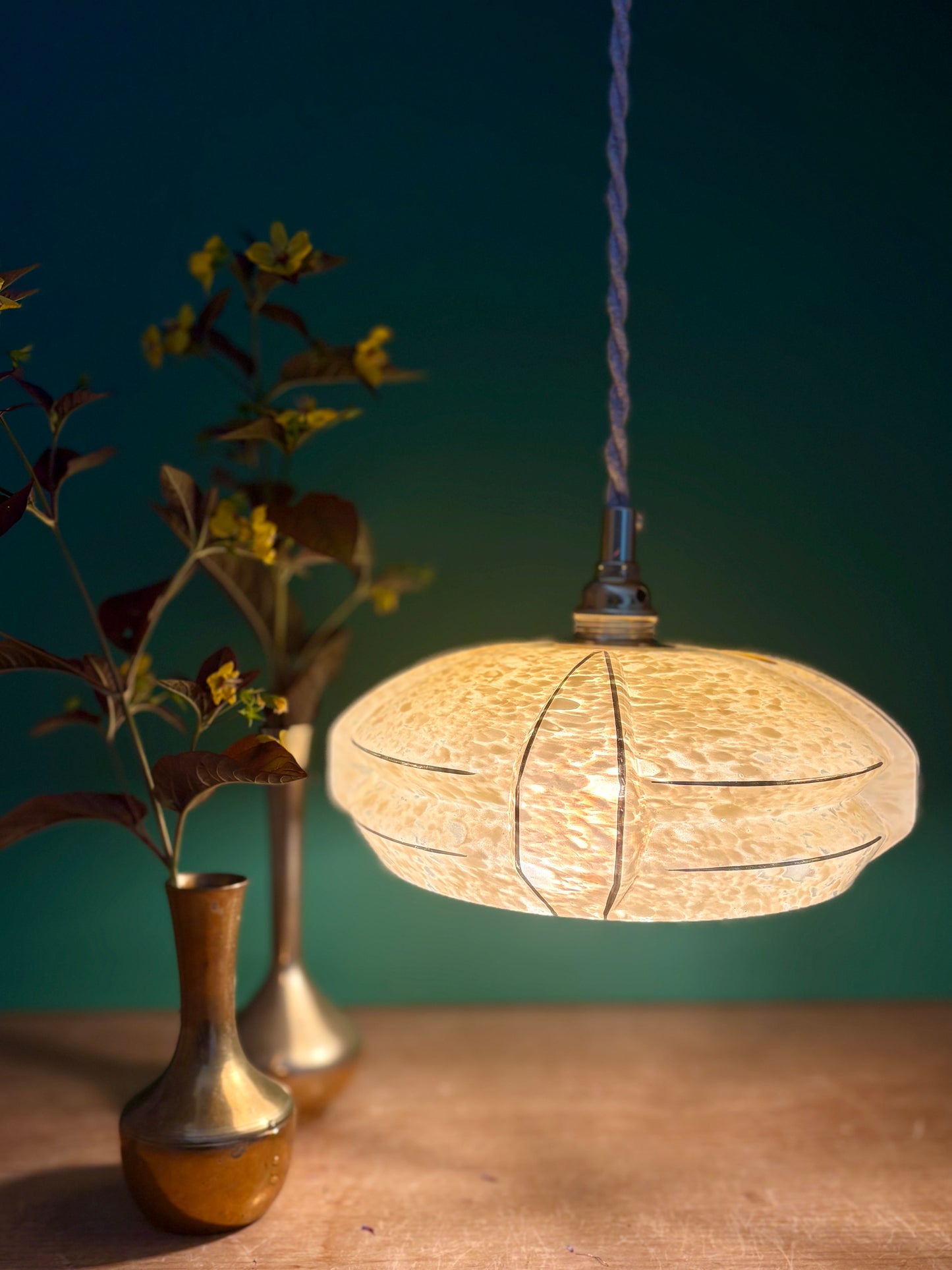 Suspension abat-jour vintage art déco en verre de Clichy jaune et liseré argent