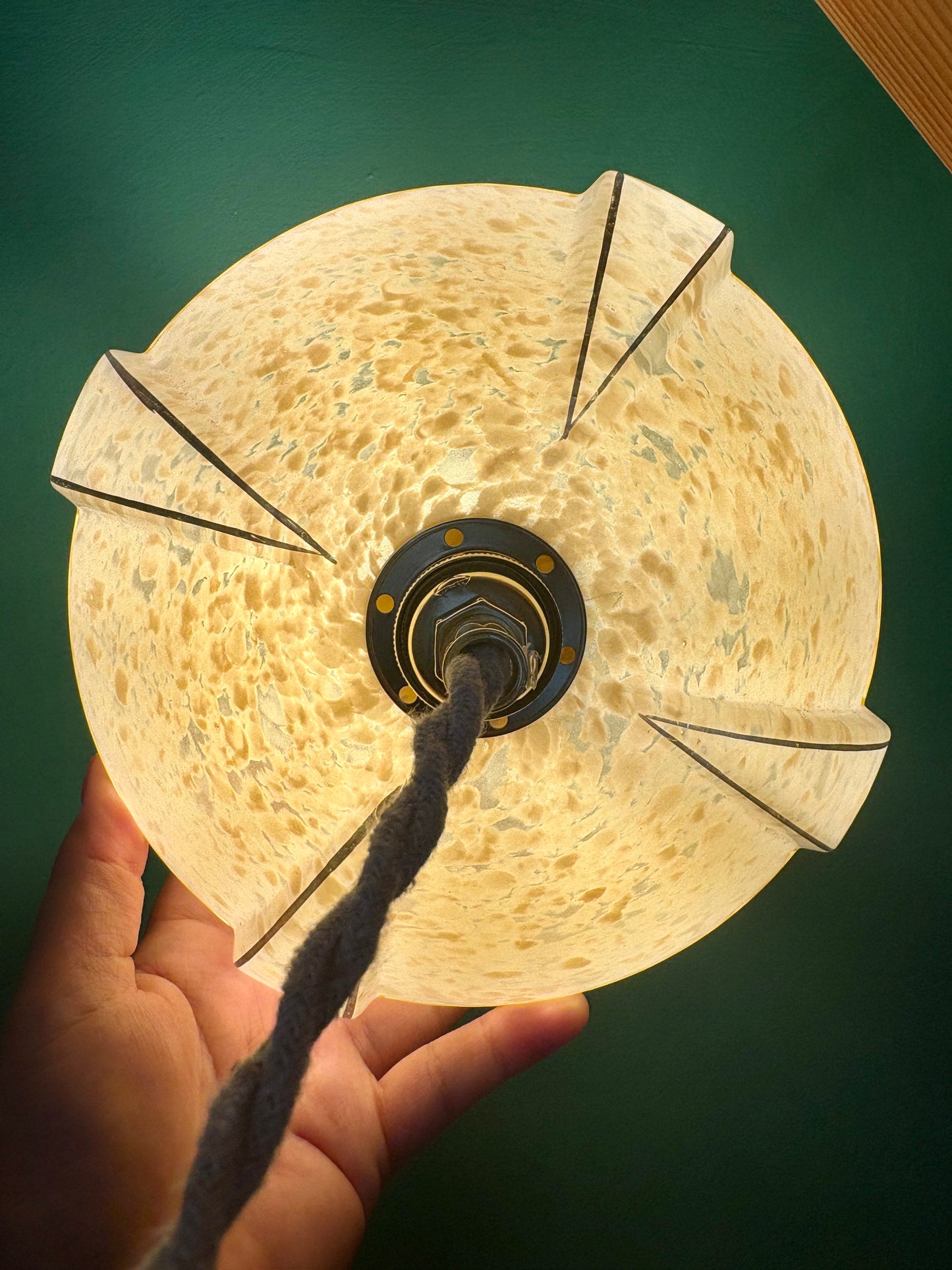 Suspension abat-jour vintage art déco en verre de Clichy jaune et liseré argent