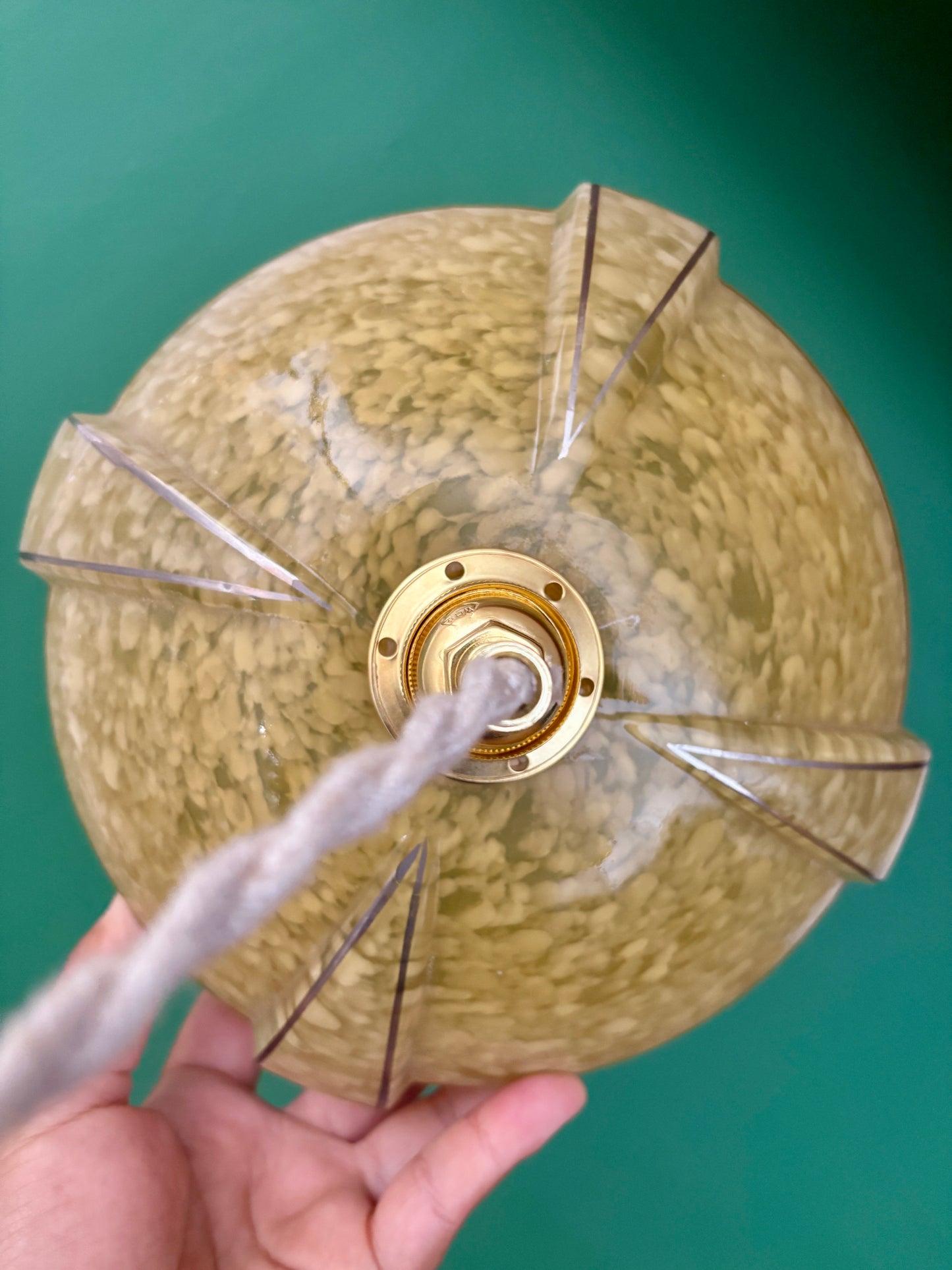 Suspension abat-jour vintage art déco en verre de Clichy jaune et liseré argent