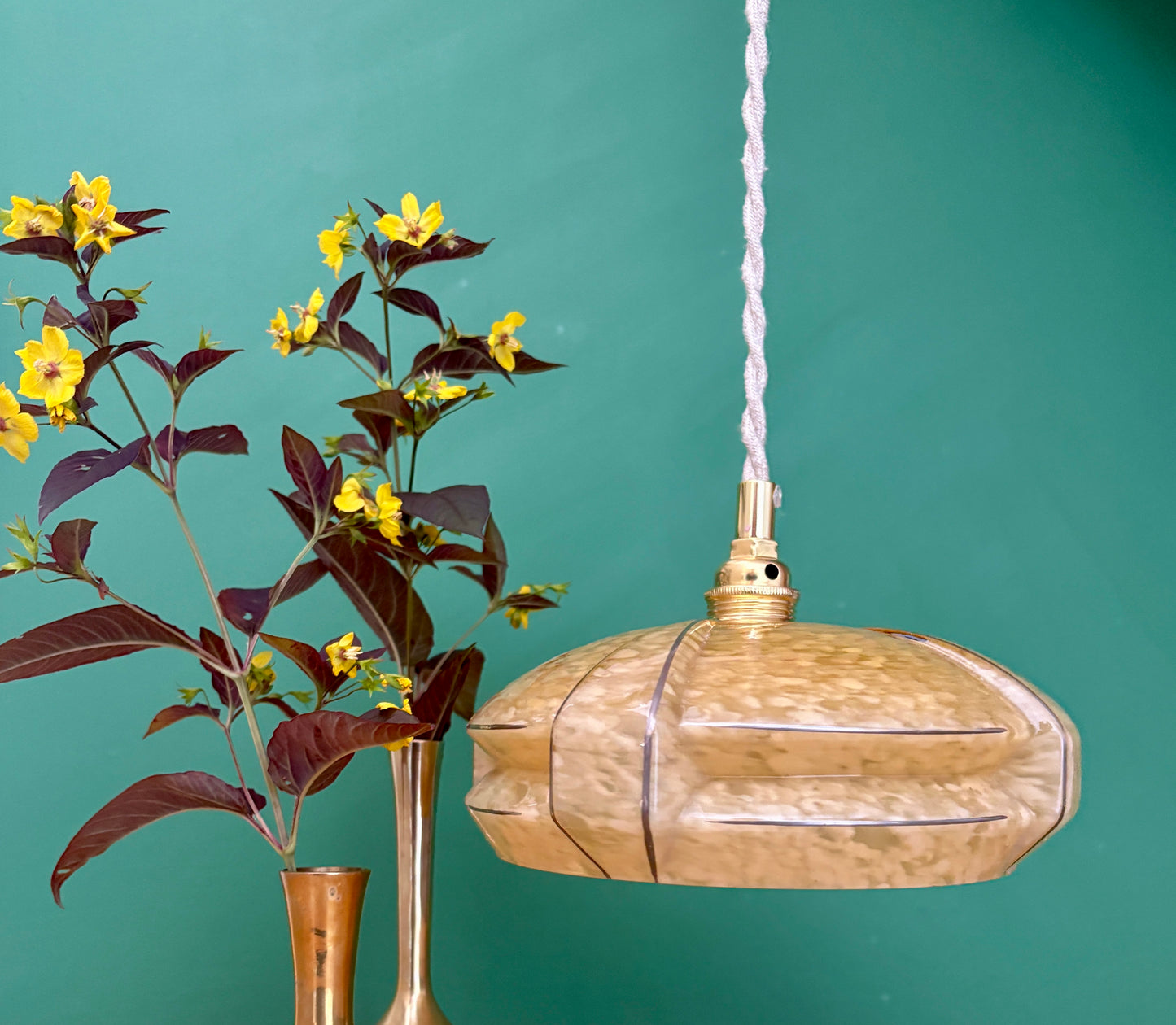 Suspension abat-jour vintage art déco en verre de Clichy jaune et liseré argent