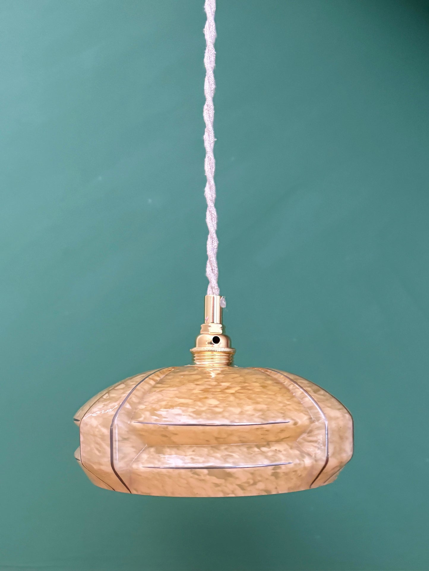 Suspension abat-jour vintage art déco en verre de Clichy jaune et liseré argent