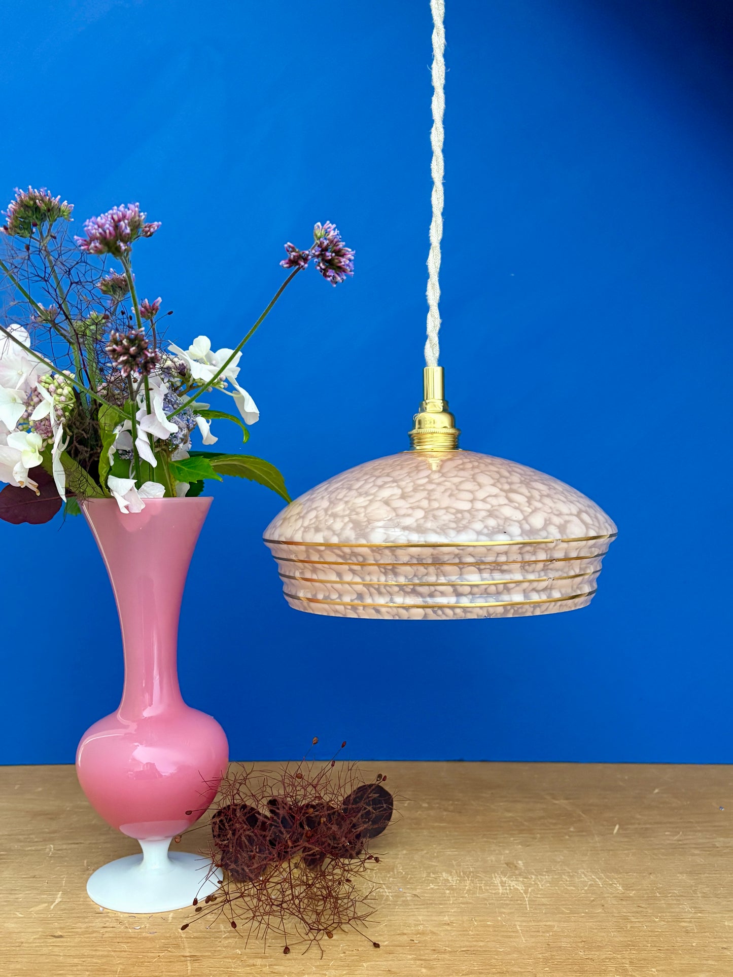 Suspension abat-jour vintage en verre de clichy rose et or