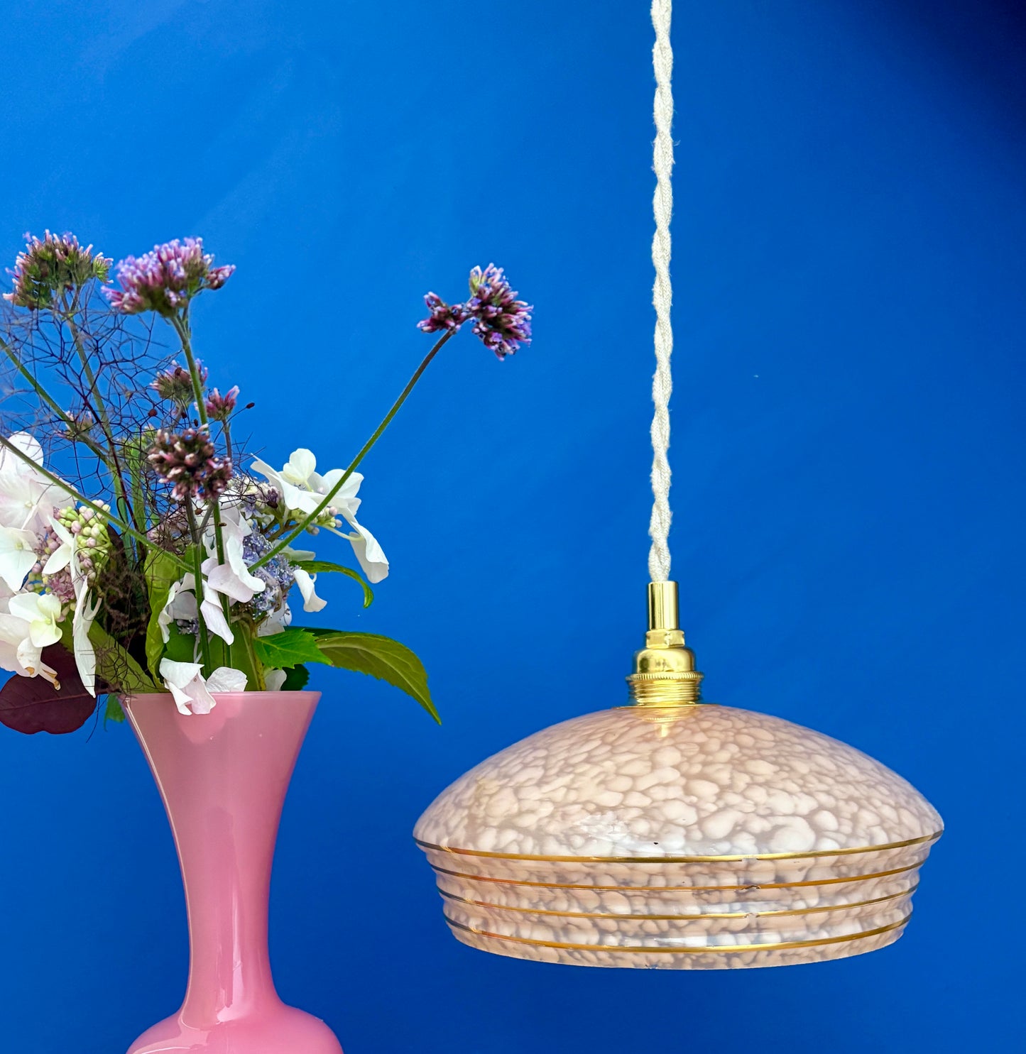 Suspension abat-jour vintage en verre de clichy rose et or