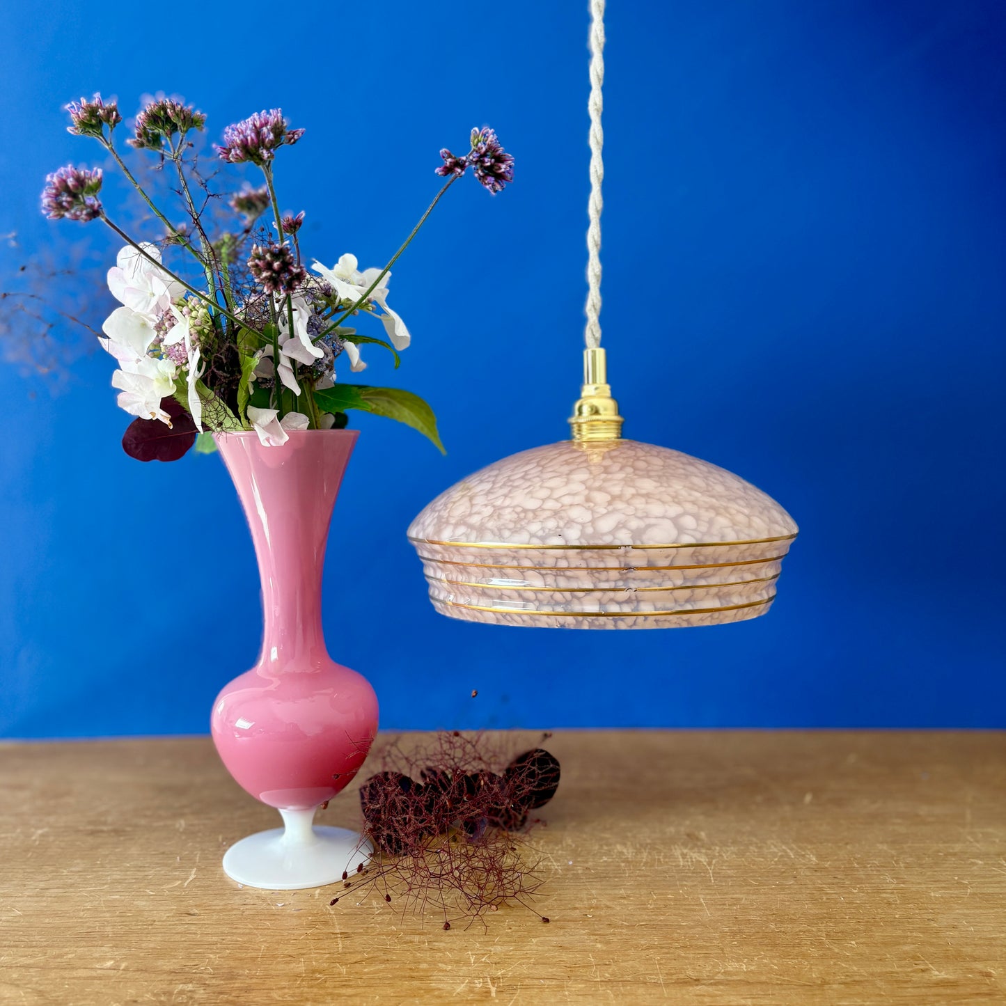 Suspension abat-jour vintage en verre de clichy rose et or