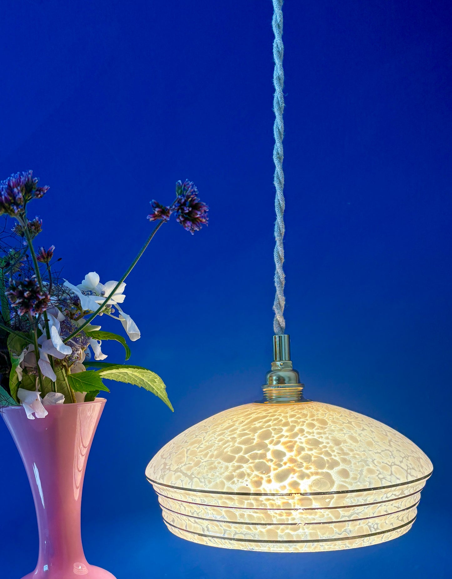 Suspension abat-jour vintage en verre de clichy rose et or