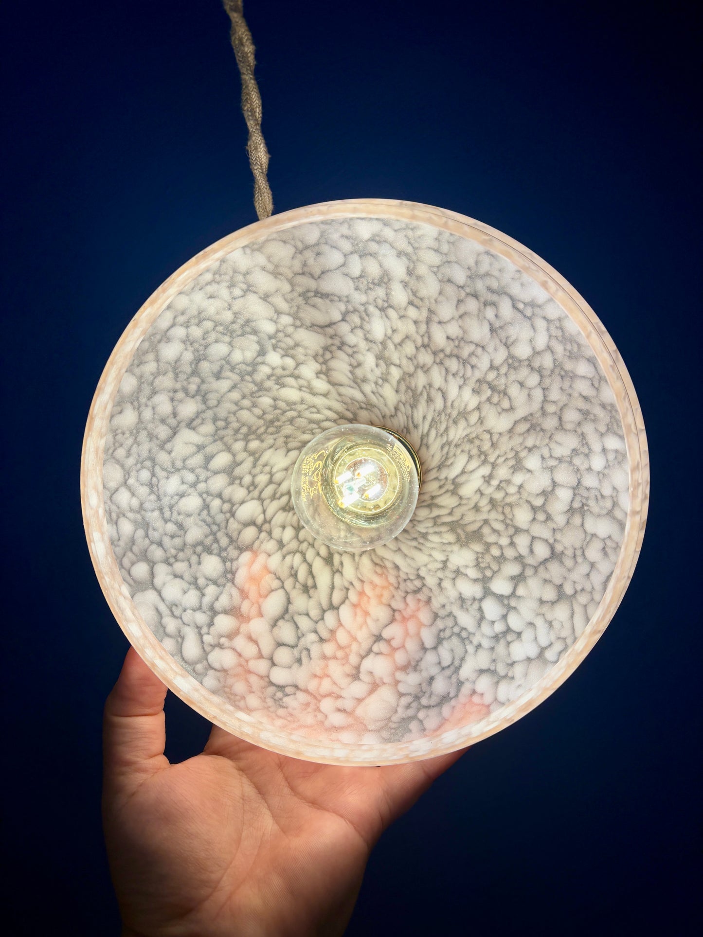 Suspension abat-jour vintage en verre de clichy rose et or