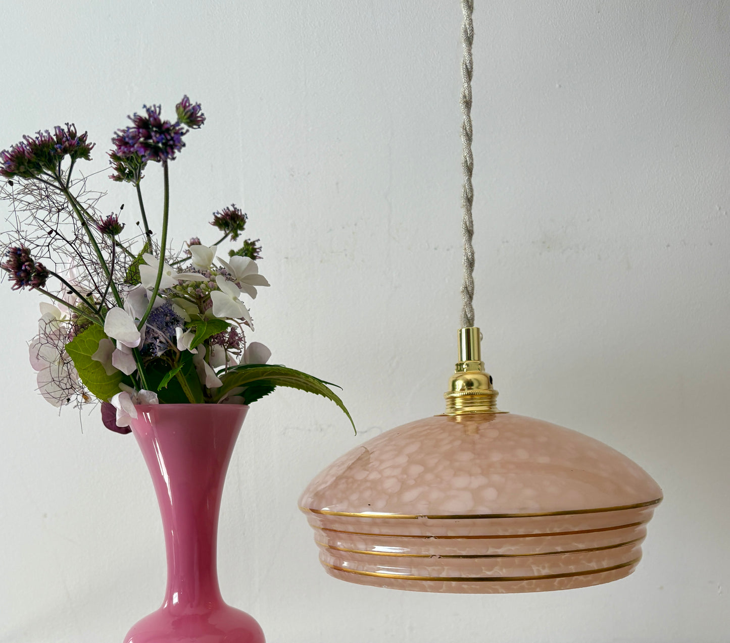Suspension abat-jour vintage en verre de clichy rose et or