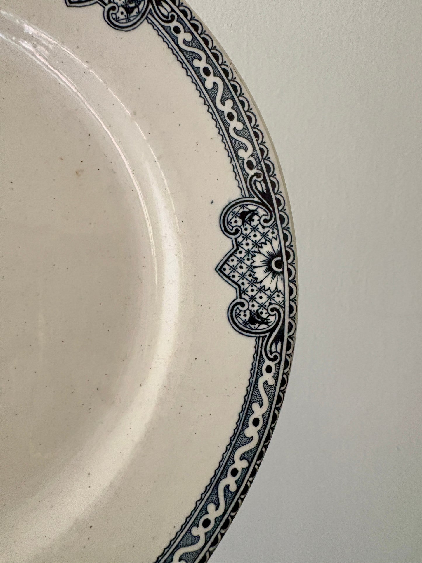 Compotier - assiette à pied en terre de fer modèle Jumièges de Salins