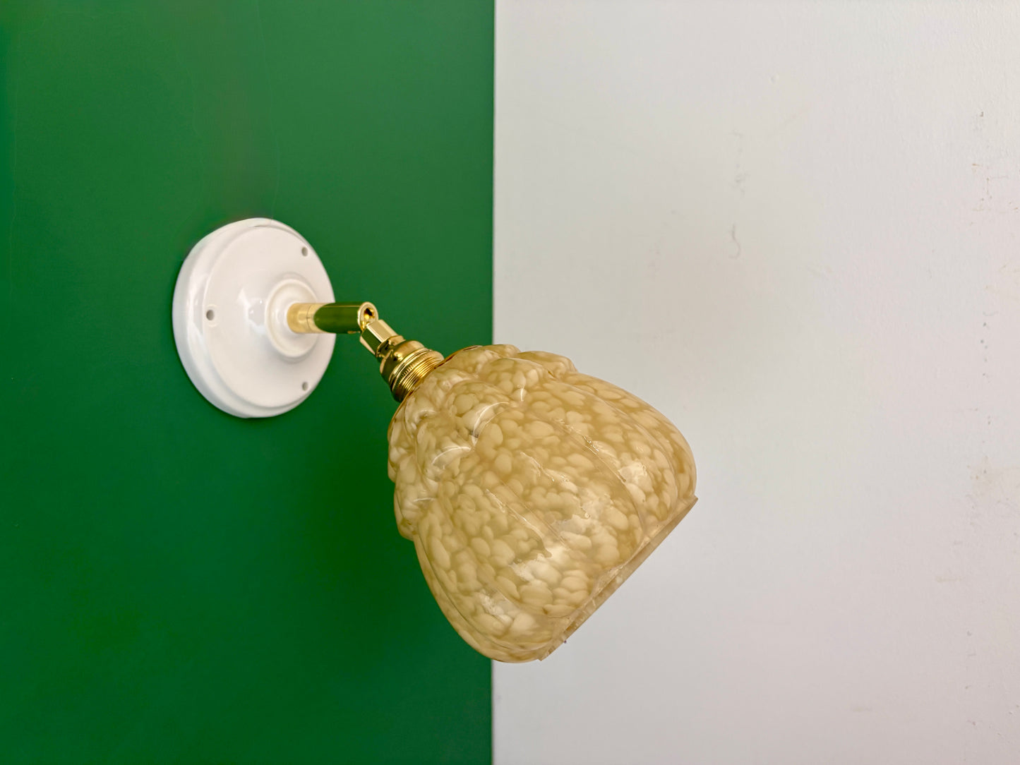 Applique globe vintage en verre de Clichy jaune