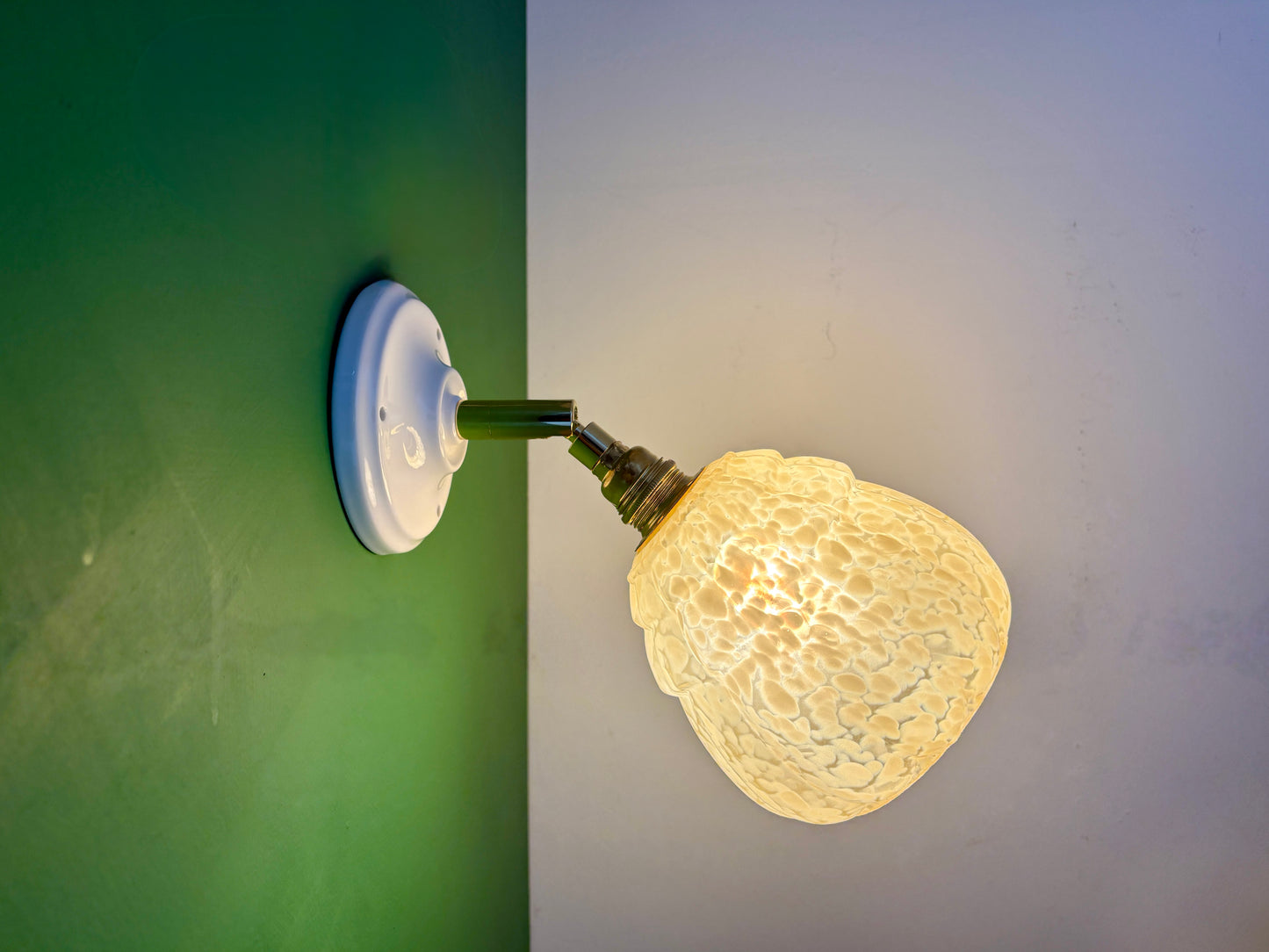 Applique globe vintage en verre de Clichy jaune