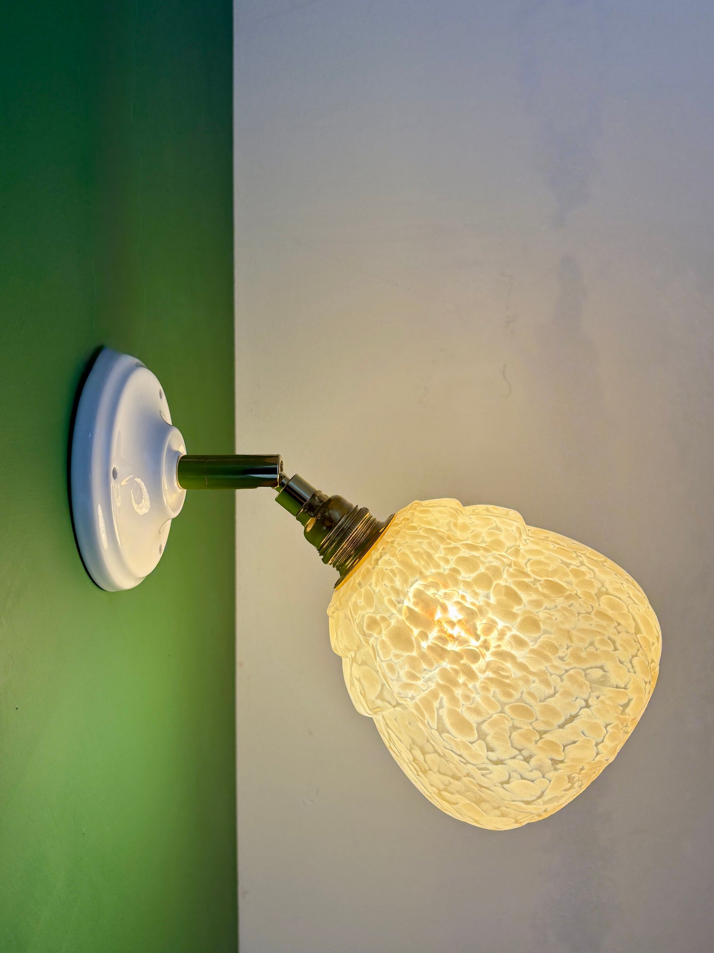 Applique globe vintage en verre de Clichy jaune