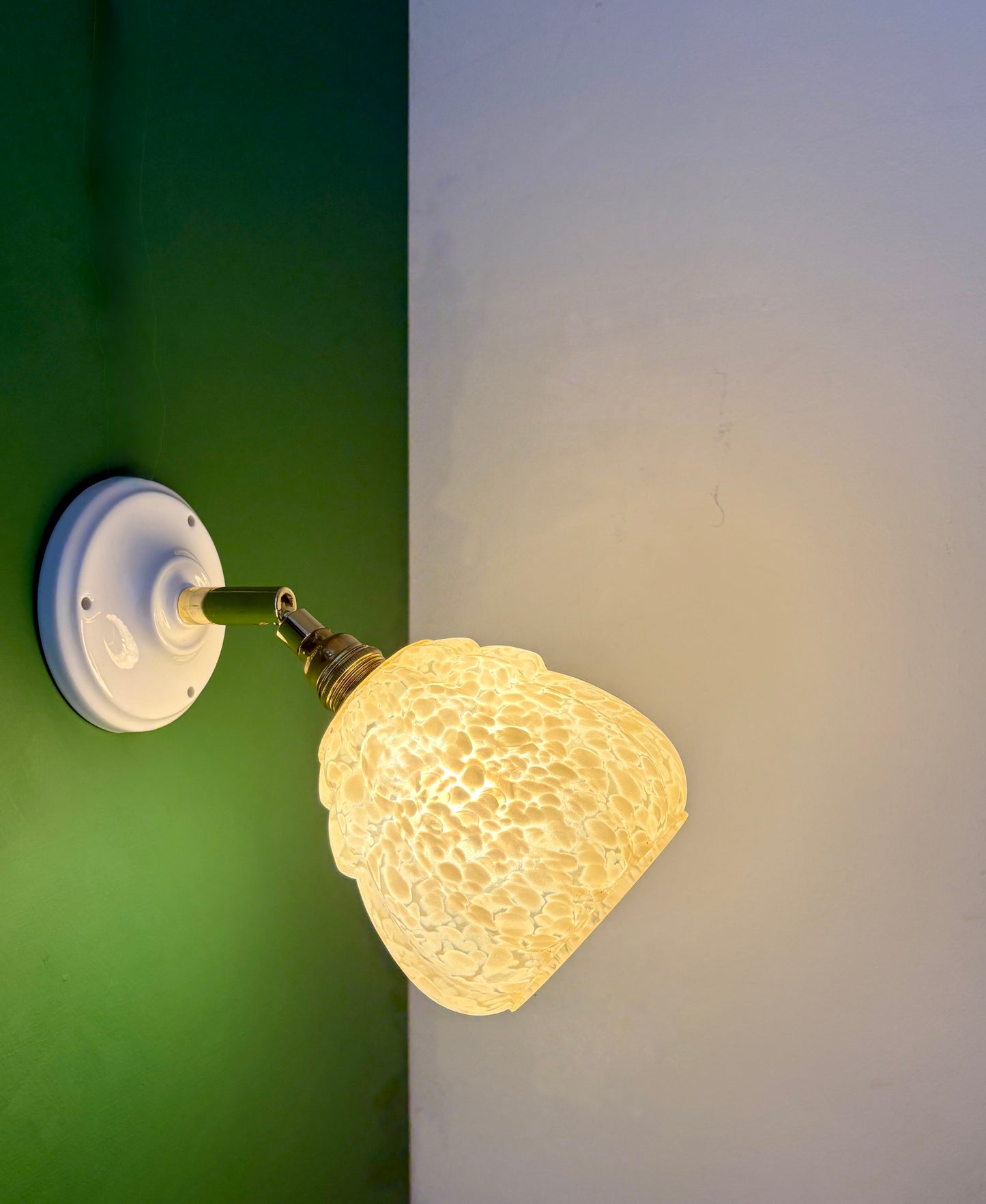 Applique globe vintage en verre de Clichy jaune