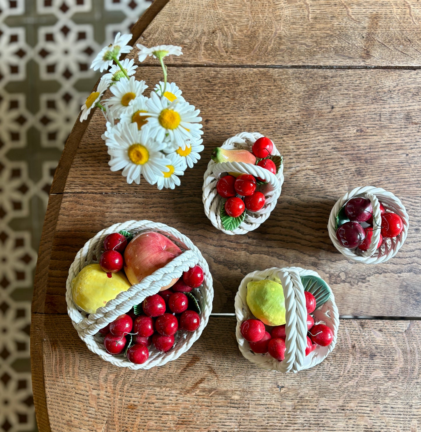 Panier de fruit, cerises vintage en céramique