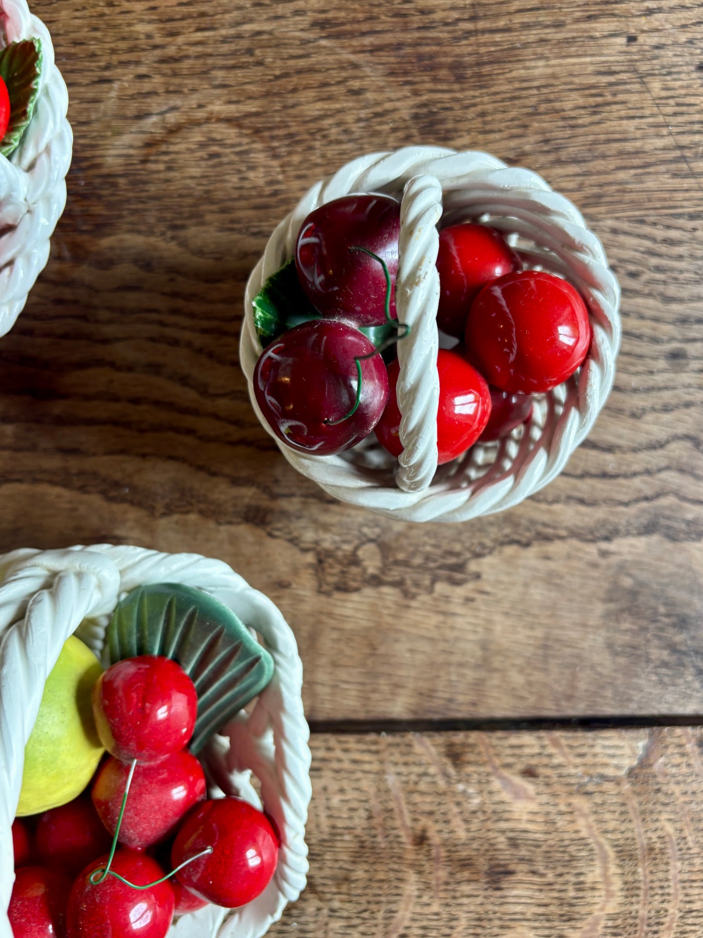 Panier de fruit, cerises vintage en céramique