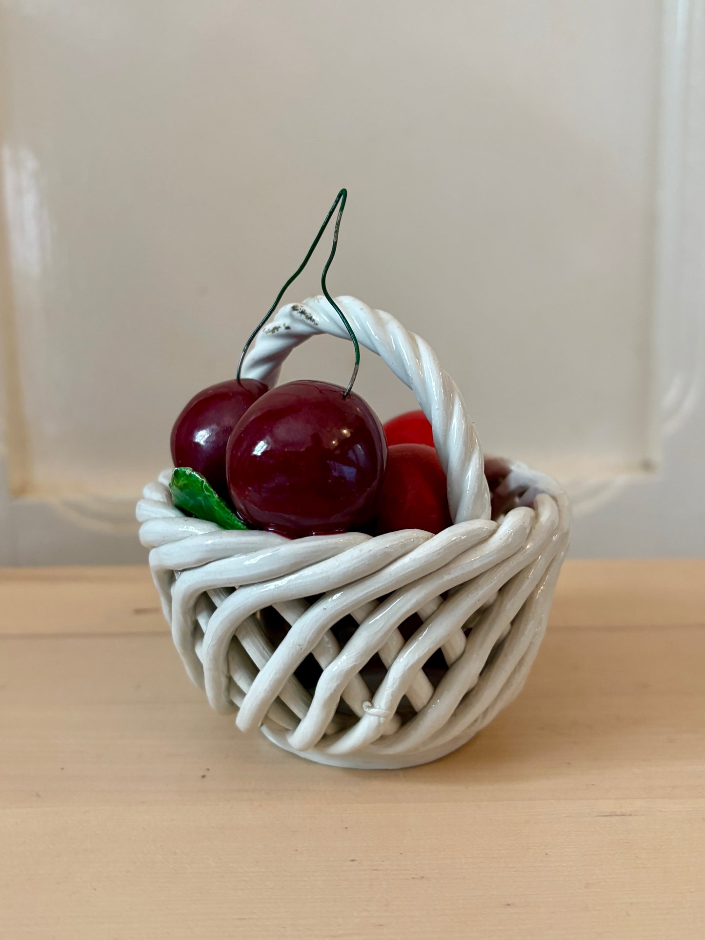 Panier de fruit, cerises vintage en céramique