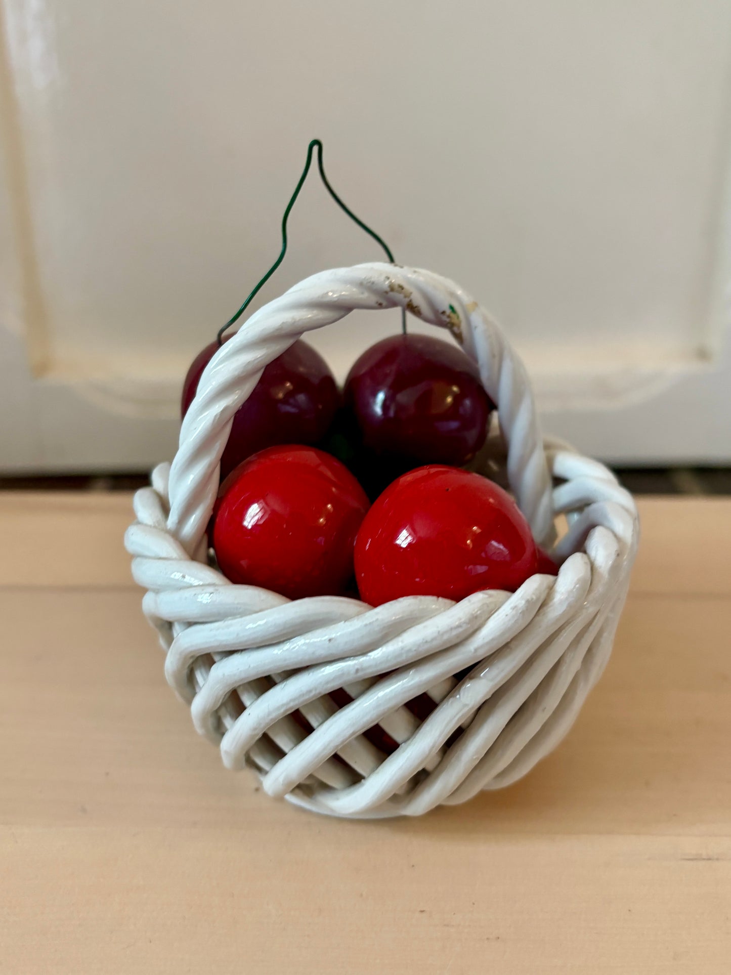 Panier de fruit, cerises vintage en céramique