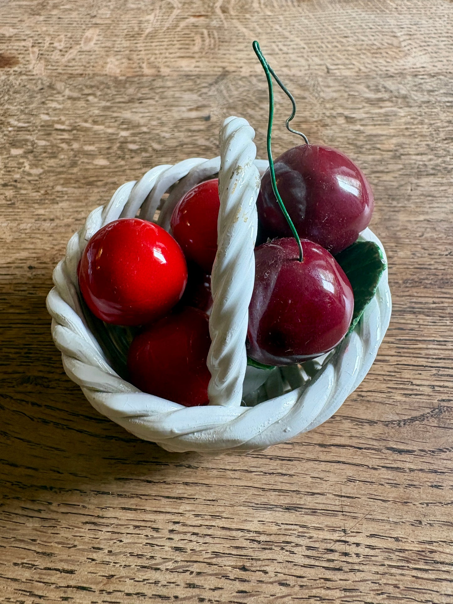 Panier de fruit, cerises vintage en céramique